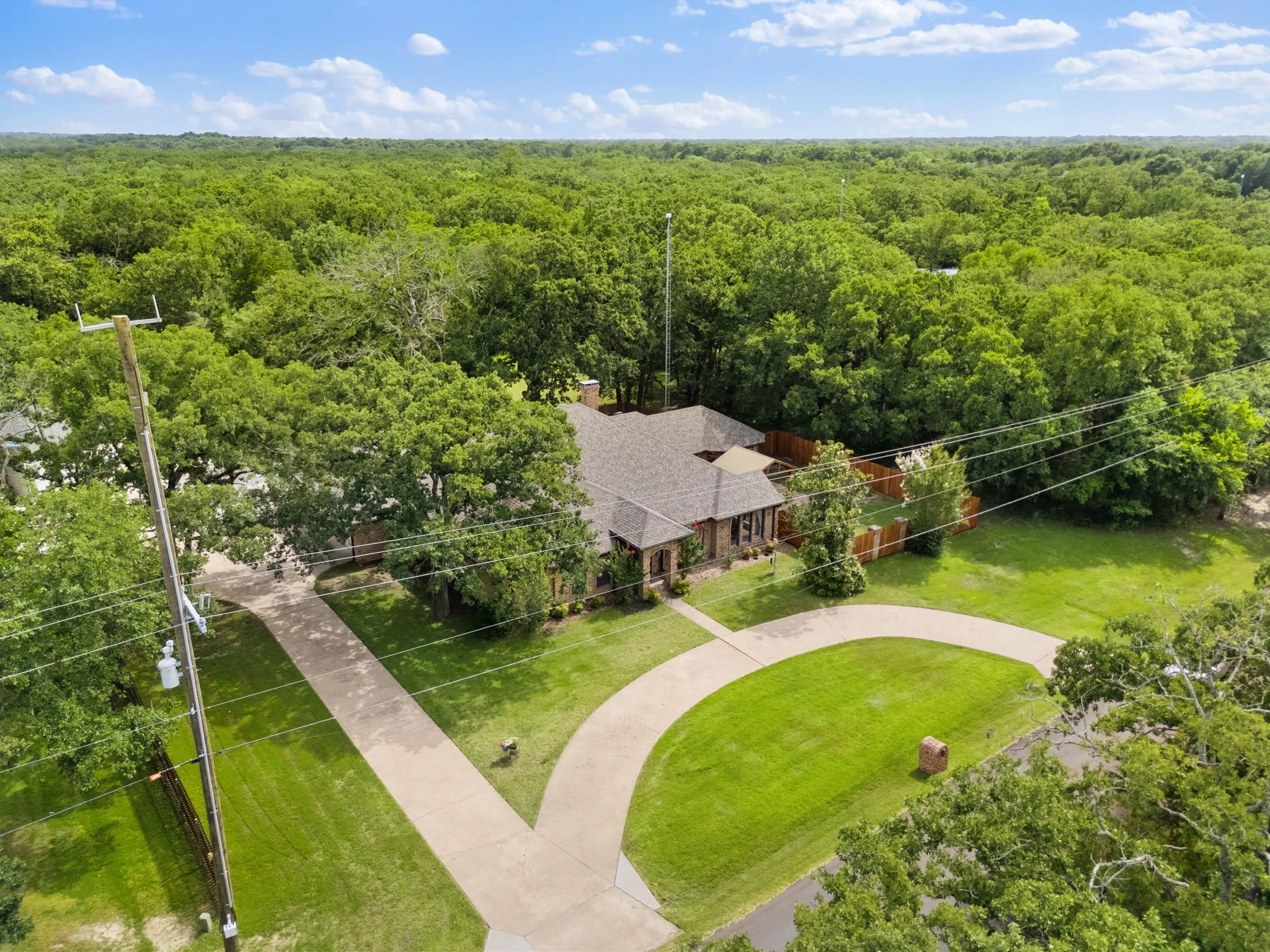 Single Family Residence For Sale in Hunt County , 1023 County Road 3310, Greenville, Texas 75402, 3 Bedroom, 4 Bathroom, 5 Garage spaces, 3,138 Sqft, built in 1987, mls#21316941, Real Estate Agent in Greenville, Homes For Sale in Hunt county, Homes For Sale in Greenville, Realtor in Greenville Texas, Real Estate Brokerage Independent Realty Texas, Luminita Cordes Realtor