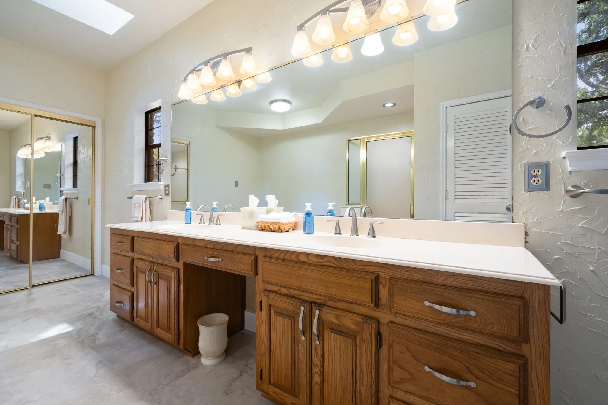 Single Family Residence For Sale in Hunt County , 1023 County Road 3310, Greenville, Texas 75402, 3 Bedroom, 4 Bathroom, 5 Garage spaces, 3,138 Sqft, built in 1987, mls#21316941, Real Estate Agent in Greenville, Homes For Sale in Hunt county, Homes For Sale in Greenville, Realtor in Greenville Texas, Real Estate Brokerage Independent Realty Texas, Luminita Cordes Realtor