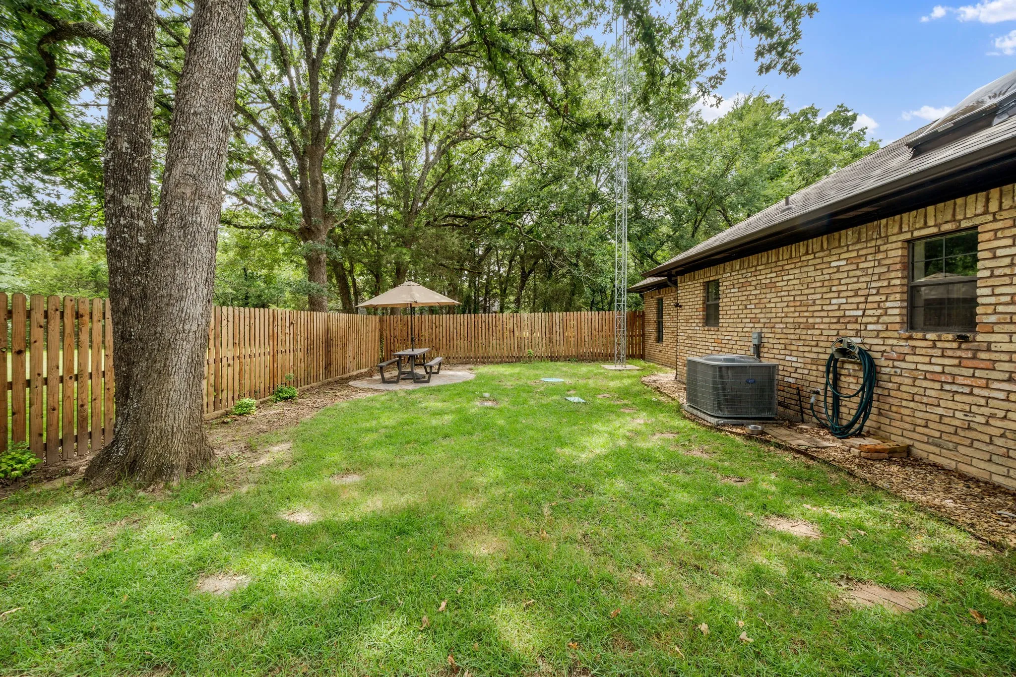 Single Family Residence For Sale in Hunt County , 1023 County Road 3310, Greenville, Texas 75402, 3 Bedroom, 4 Bathroom, 5 Garage spaces, 3,138 Sqft, built in 1987, mls#21316941, Real Estate Agent in Greenville, Homes For Sale in Hunt county, Homes For Sale in Greenville, Realtor in Greenville Texas, Real Estate Brokerage Independent Realty Texas, Luminita Cordes Realtor