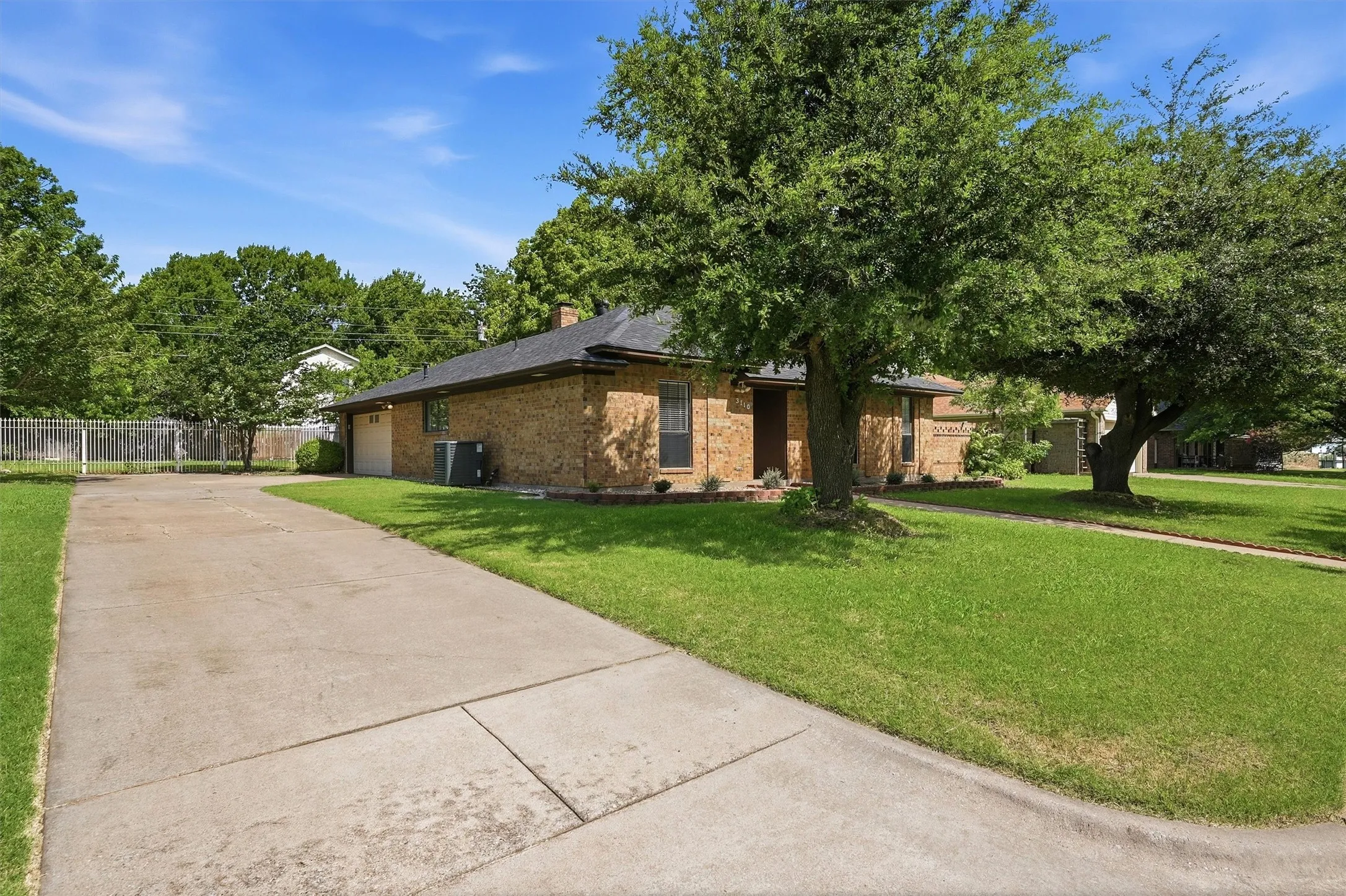 Single Family Residence For Sale in Grayson County , 3110 Normandy Drive, Sherman, Texas 75090, 3 Bedroom, 2 Bathroom, 2 Garage spaces, 1,387 Sqft, built in 1983, mls#21316509, Real Estate Agent in Sherman, Homes For Sale in Grayson county, Homes For Sale in Sherman, Realtor in Sherman Texas, Real Estate Brokerage Independent Realty Texas, Luminita Cordes Realtor