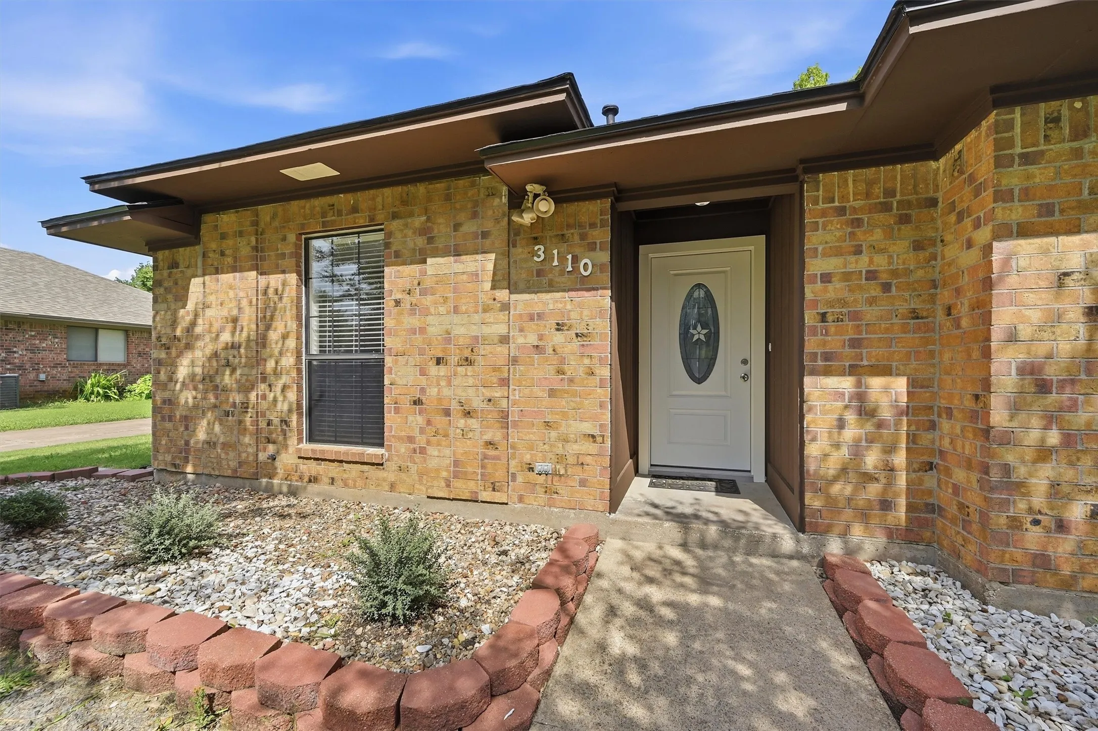 Single Family Residence For Sale in Grayson County , 3110 Normandy Drive, Sherman, Texas 75090, 3 Bedroom, 2 Bathroom, 2 Garage spaces, 1,387 Sqft, built in 1983, mls#21316509, Real Estate Agent in Sherman, Homes For Sale in Grayson county, Homes For Sale in Sherman, Realtor in Sherman Texas, Real Estate Brokerage Independent Realty Texas, Luminita Cordes Realtor