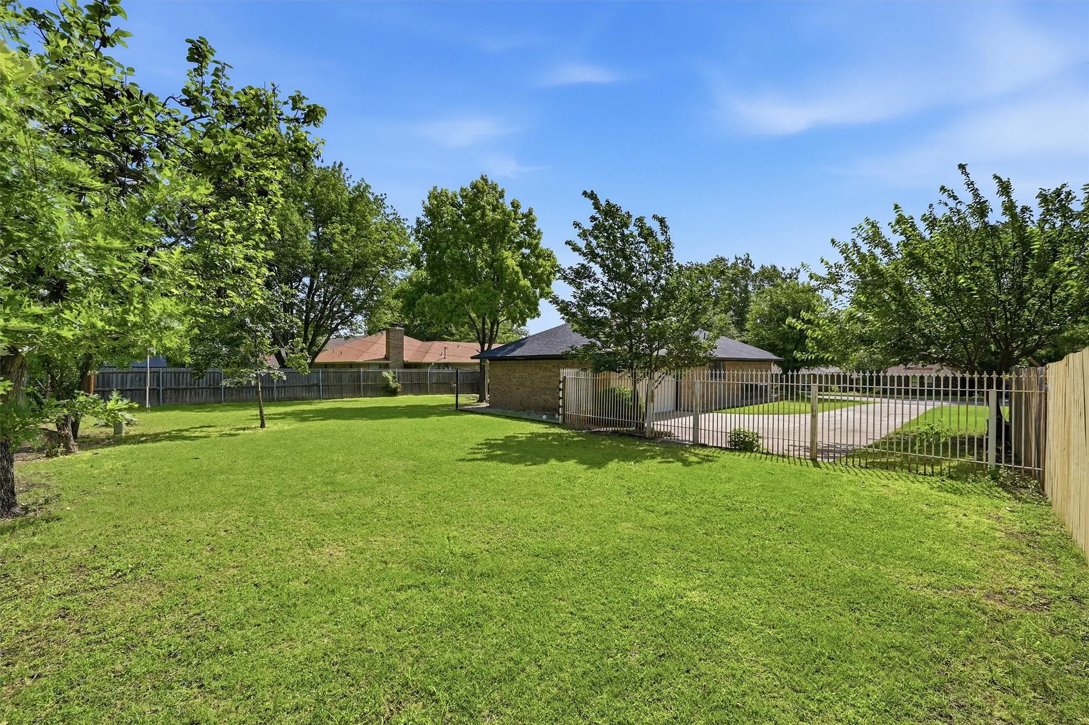 Single Family Residence For Sale in Grayson County , 3110 Normandy Drive, Sherman, Texas 75090, 3 Bedroom, 2 Bathroom, 2 Garage spaces, 1,387 Sqft, built in 1983, mls#21316509, Real Estate Agent in Sherman, Homes For Sale in Grayson county, Homes For Sale in Sherman, Realtor in Sherman Texas, Real Estate Brokerage Independent Realty Texas, Luminita Cordes Realtor