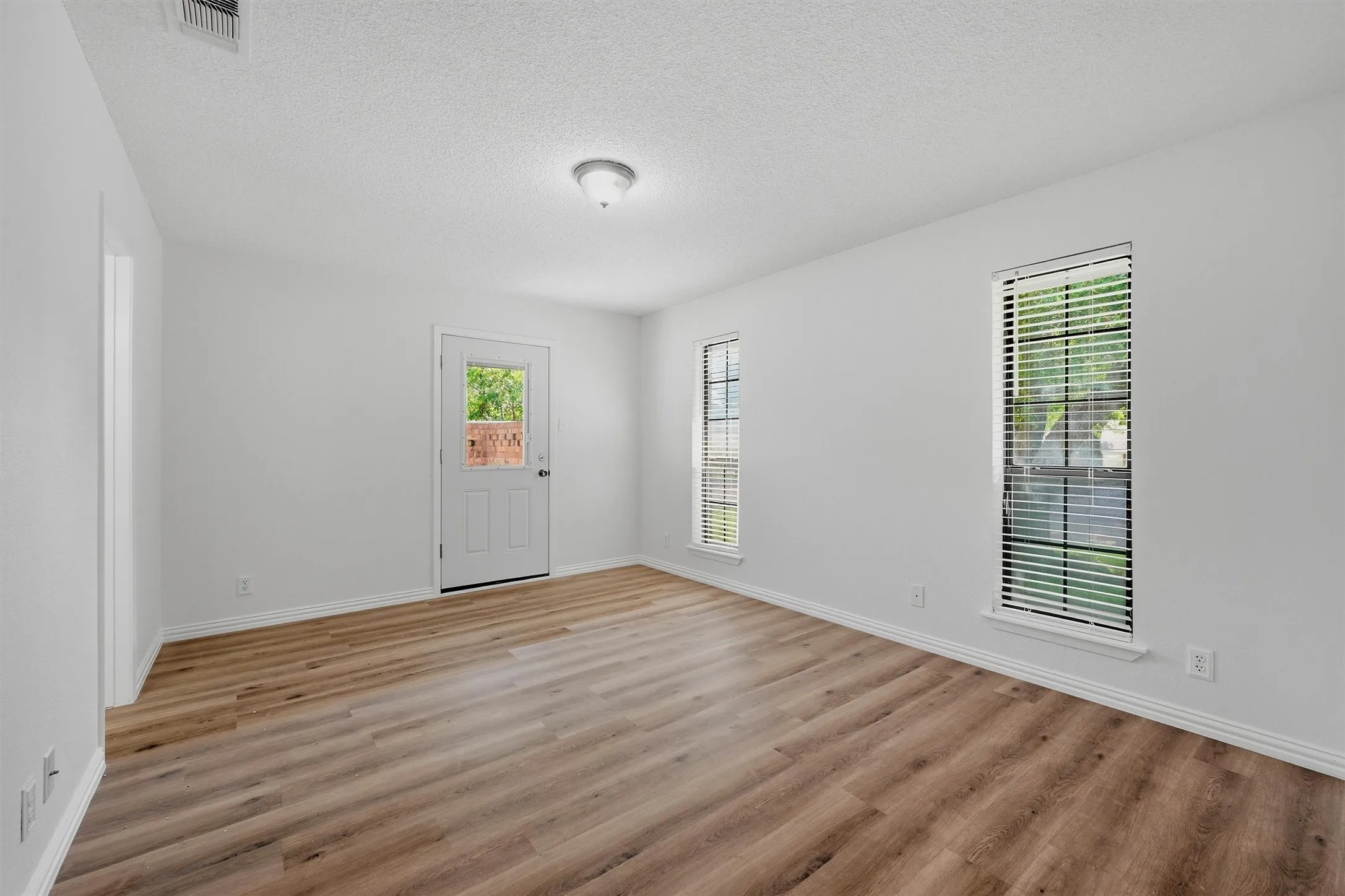 Single Family Residence For Sale in Grayson County , 3110 Normandy Drive, Sherman, Texas 75090, 3 Bedroom, 2 Bathroom, 2 Garage spaces, 1,387 Sqft, built in 1983, mls#21316509, Real Estate Agent in Sherman, Homes For Sale in Grayson county, Homes For Sale in Sherman, Realtor in Sherman Texas, Real Estate Brokerage Independent Realty Texas, Luminita Cordes Realtor