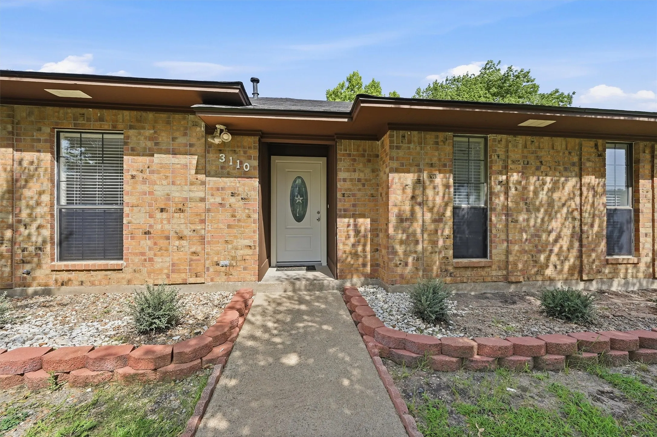 Single Family Residence For Sale in Grayson County , 3110 Normandy Drive, Sherman, Texas 75090, 3 Bedroom, 2 Bathroom, 2 Garage spaces, 1,387 Sqft, built in 1983, mls#21316509, Real Estate Agent in Sherman, Homes For Sale in Grayson county, Homes For Sale in Sherman, Realtor in Sherman Texas, Real Estate Brokerage Independent Realty Texas, Luminita Cordes Realtor