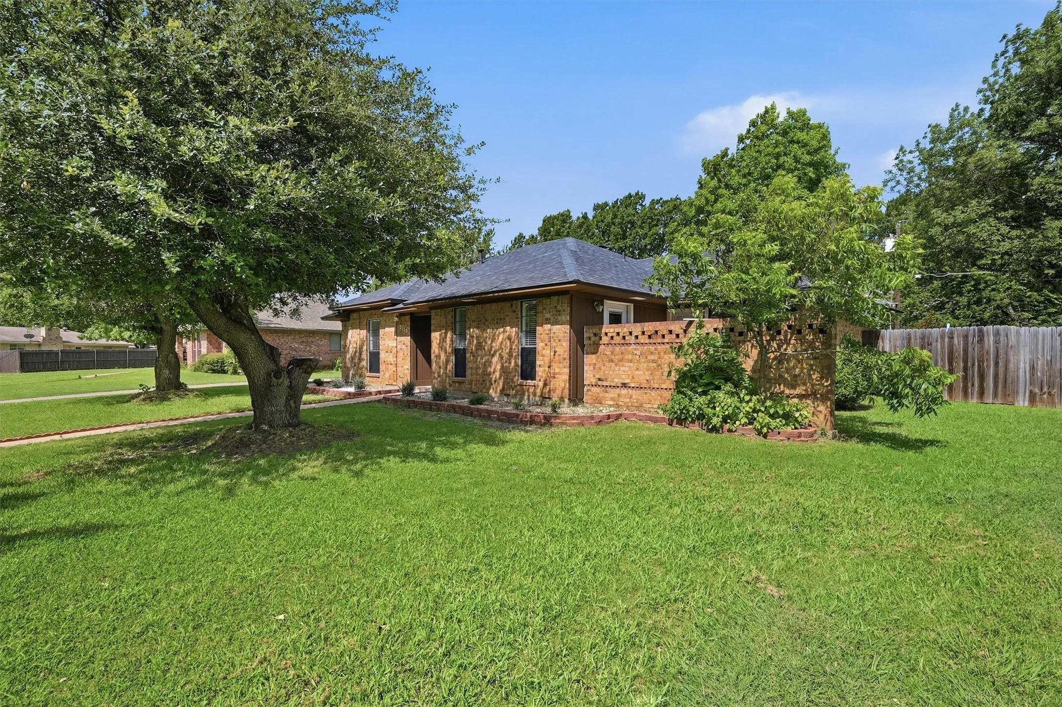 Single Family Residence For Sale in Grayson County , 3110 Normandy Drive, Sherman, Texas 75090, 3 Bedroom, 2 Bathroom, 2 Garage spaces, 1,387 Sqft, built in 1983, mls#21316509, Real Estate Agent in Sherman, Homes For Sale in Grayson county, Homes For Sale in Sherman, Realtor in Sherman Texas, Real Estate Brokerage Independent Realty Texas, Luminita Cordes Realtor