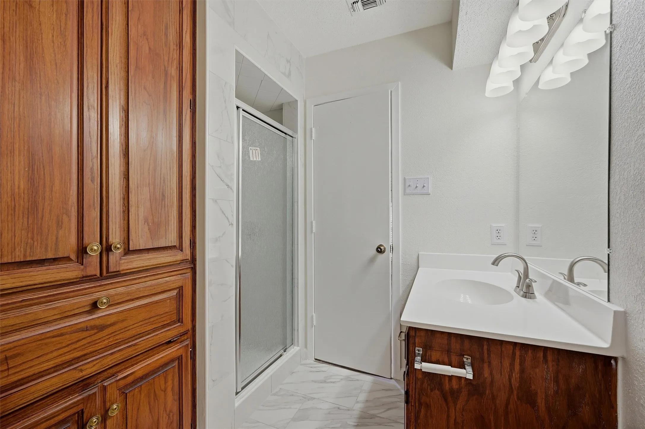 Single Family Residence For Sale in Grayson County , 3110 Normandy Drive, Sherman, Texas 75090, 3 Bedroom, 2 Bathroom, 2 Garage spaces, 1,387 Sqft, built in 1983, mls#21316509, Real Estate Agent in Sherman, Homes For Sale in Grayson county, Homes For Sale in Sherman, Realtor in Sherman Texas, Real Estate Brokerage Independent Realty Texas, Luminita Cordes Realtor