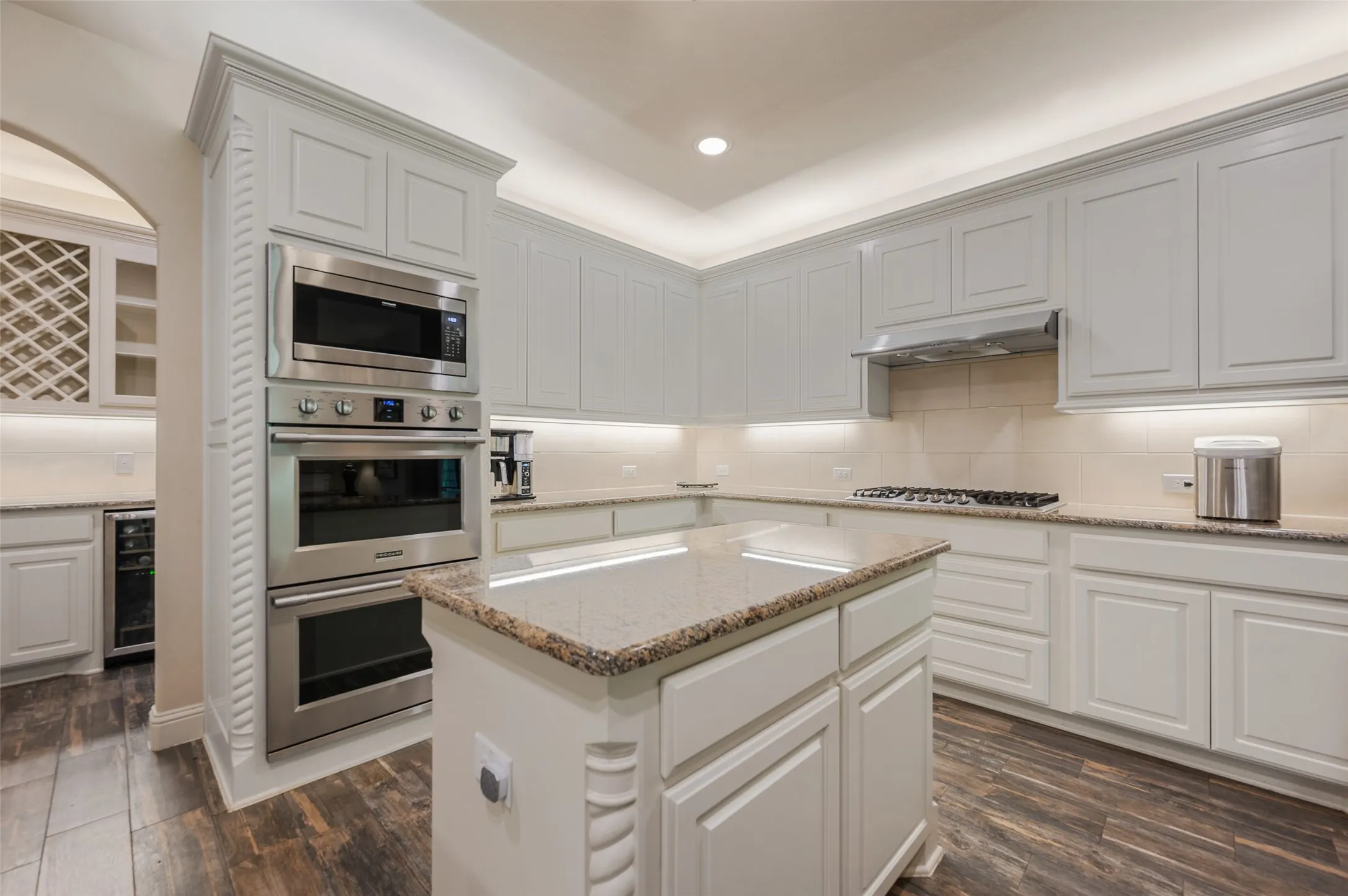 Single Family Residence For Sale in Denton County , 508 Ambergate Drive, Shady Shores, Texas 76208, 4 Bedroom, 4 Bathroom, 3 Garage spaces, 3,152 Sqft, built in 2019, mls#21318971, Real Estate Agent in Shady Shores, Homes For Sale in Denton county, Homes For Sale in Shady Shores, Realtor in Shady Shores Texas, Real Estate Brokerage Independent Realty Texas, Luminita Cordes Realtor