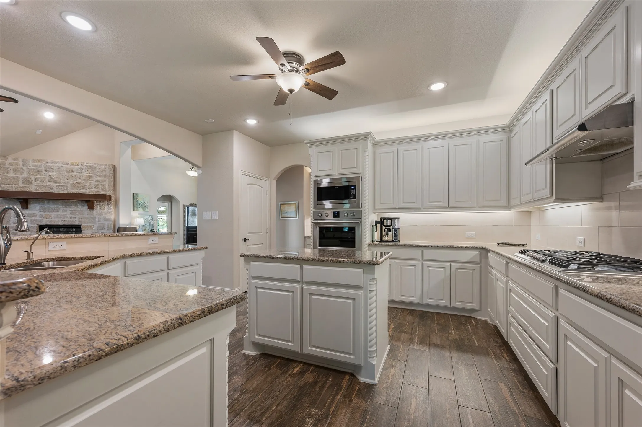 Single Family Residence For Sale in Denton County , 508 Ambergate Drive, Shady Shores, Texas 76208, 4 Bedroom, 4 Bathroom, 3 Garage spaces, 3,152 Sqft, built in 2019, mls#21318971, Real Estate Agent in Shady Shores, Homes For Sale in Denton county, Homes For Sale in Shady Shores, Realtor in Shady Shores Texas, Real Estate Brokerage Independent Realty Texas, Luminita Cordes Realtor
