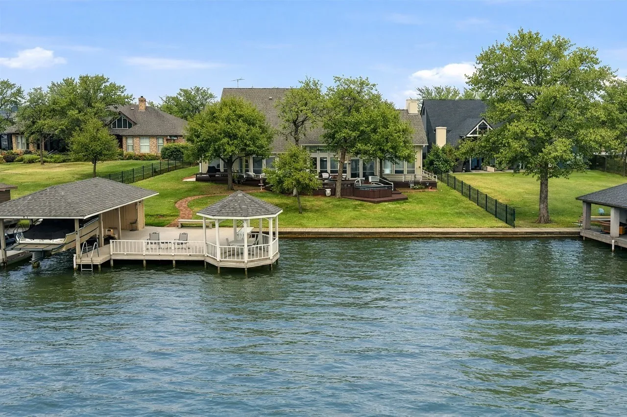 Single Family Residence For Sale in Cooke County , 143 Blackfoot Trail, Lake Kiowa, Texas 76240, 5 Bedroom, 6 Bathroom, 3 Garage spaces, 4,191 Sqft, built in 1999, mls#21320213, Real Estate Agent in Lake Kiowa, Homes For Sale in Cooke county, Homes For Sale in Lake Kiowa, Realtor in Lake Kiowa Texas, Real Estate Brokerage Independent Realty Texas, Luminita Cordes Realtor