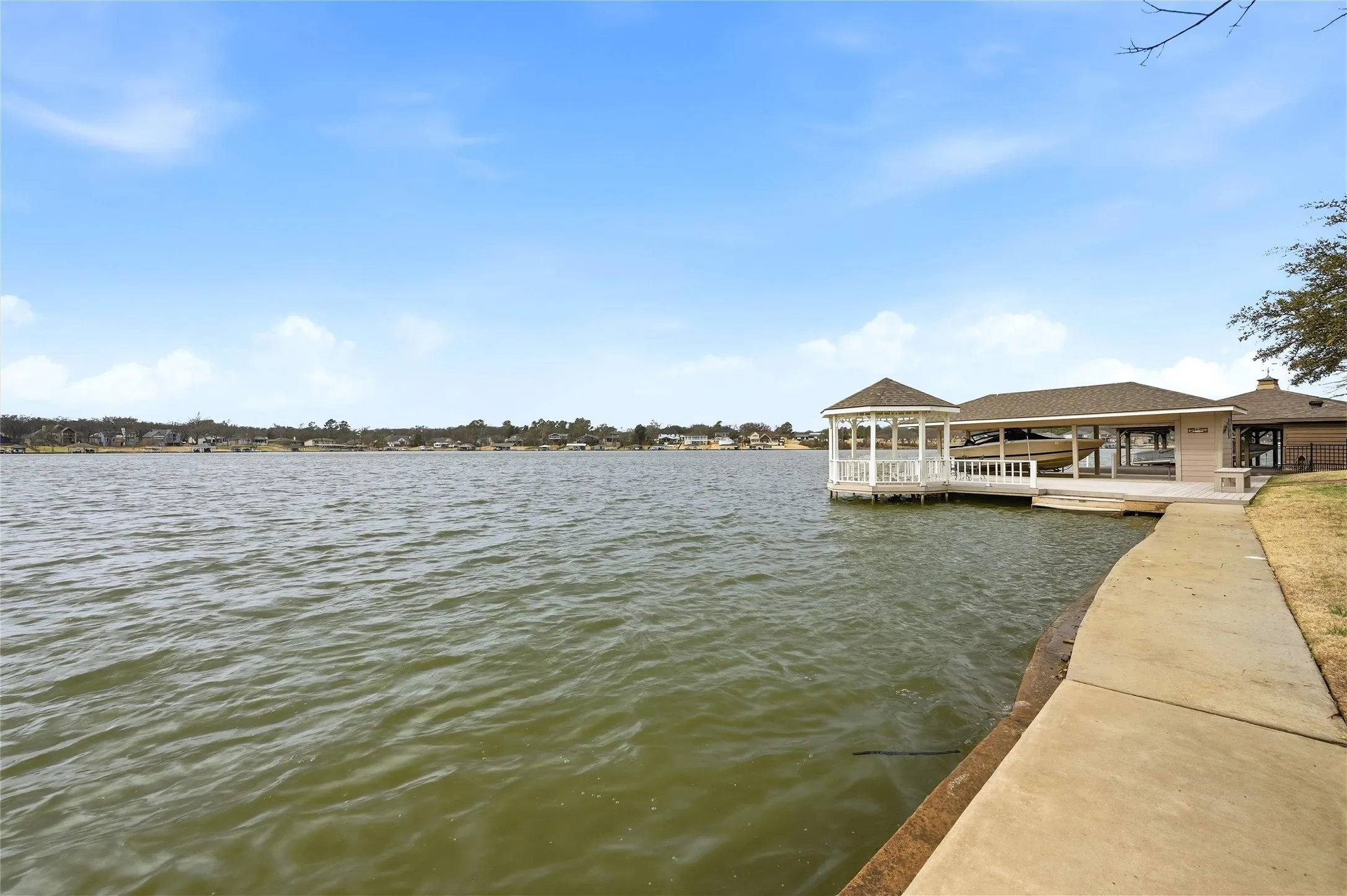 Single Family Residence For Sale in Cooke County , 143 Blackfoot Trail, Lake Kiowa, Texas 76240, 5 Bedroom, 6 Bathroom, 3 Garage spaces, 4,191 Sqft, built in 1999, mls#21320213, Real Estate Agent in Lake Kiowa, Homes For Sale in Cooke county, Homes For Sale in Lake Kiowa, Realtor in Lake Kiowa Texas, Real Estate Brokerage Independent Realty Texas, Luminita Cordes Realtor