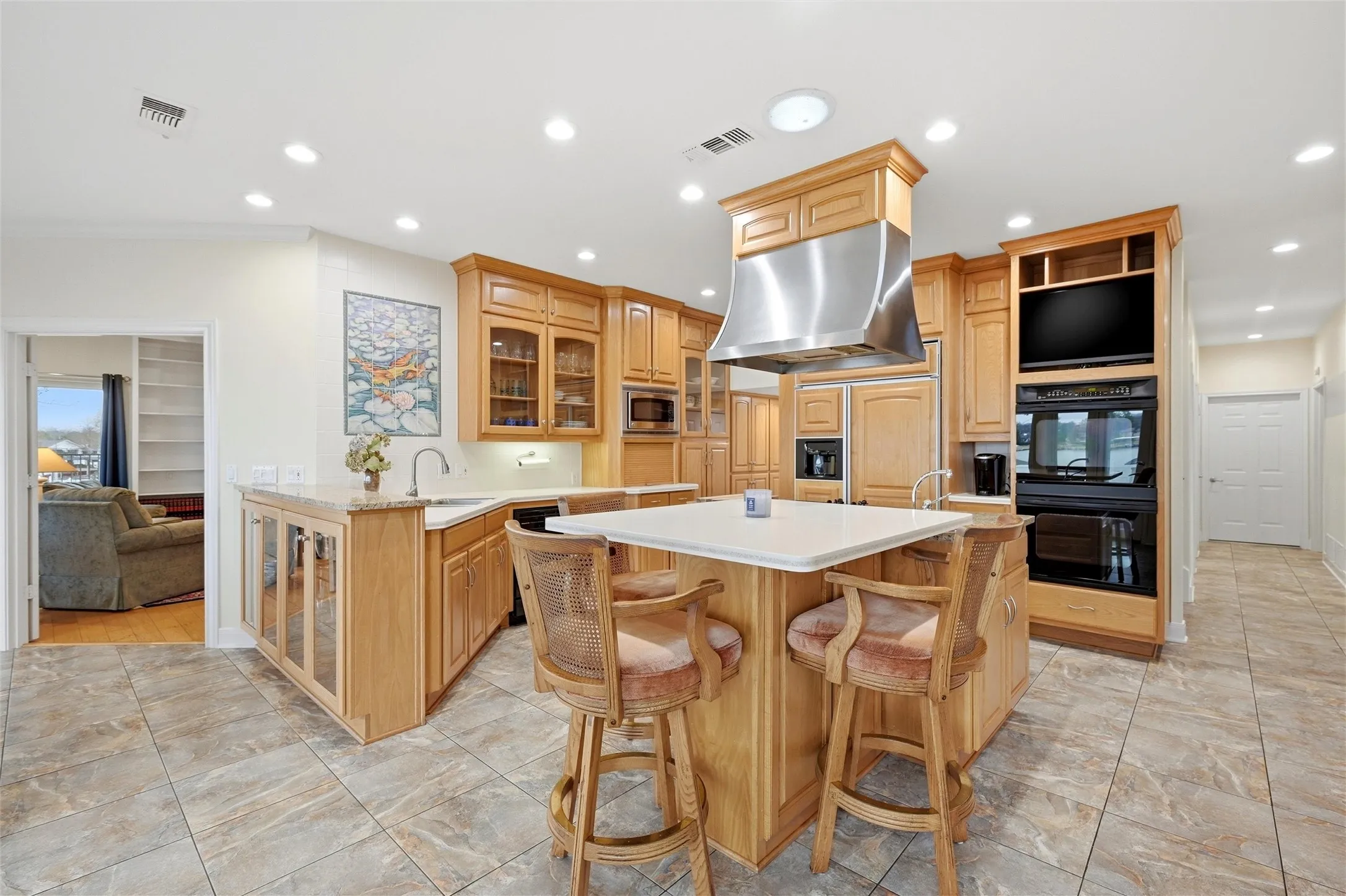 Single Family Residence For Sale in Cooke County , 143 Blackfoot Trail, Lake Kiowa, Texas 76240, 5 Bedroom, 6 Bathroom, 3 Garage spaces, 4,191 Sqft, built in 1999, mls#21320213, Real Estate Agent in Lake Kiowa, Homes For Sale in Cooke county, Homes For Sale in Lake Kiowa, Realtor in Lake Kiowa Texas, Real Estate Brokerage Independent Realty Texas, Luminita Cordes Realtor