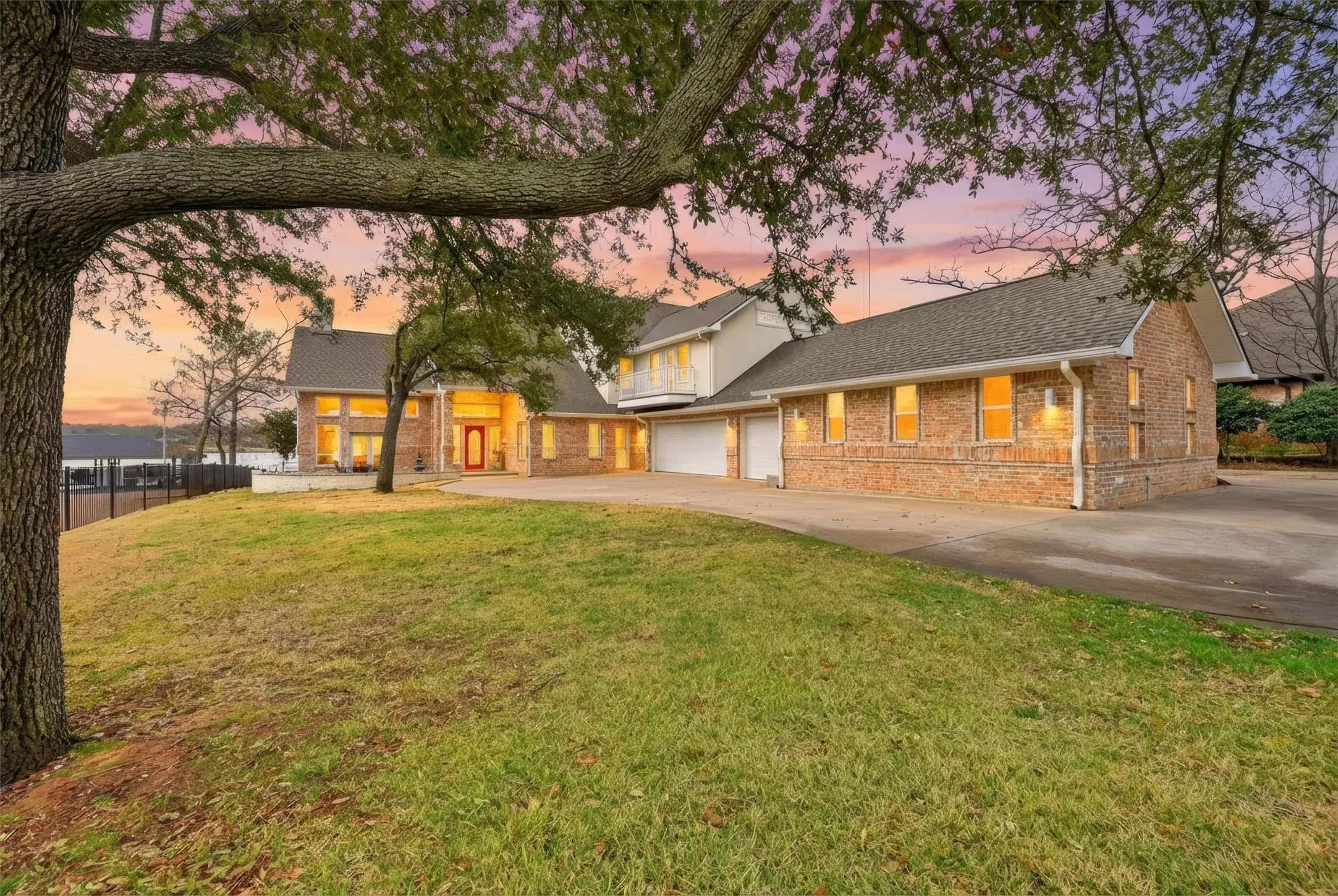 Single Family Residence For Sale in Cooke County , 143 Blackfoot Trail, Lake Kiowa, Texas 76240, 5 Bedroom, 6 Bathroom, 3 Garage spaces, 4,191 Sqft, built in 1999, mls#21320213, Real Estate Agent in Lake Kiowa, Homes For Sale in Cooke county, Homes For Sale in Lake Kiowa, Realtor in Lake Kiowa Texas, Real Estate Brokerage Independent Realty Texas, Luminita Cordes Realtor