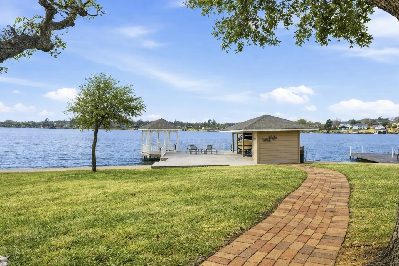 Single Family Residence For Sale in Cooke County , 143 Blackfoot Trail, Lake Kiowa, Texas 76240, 5 Bedroom, 6 Bathroom, 3 Garage spaces, 4,191 Sqft, built in 1999, mls#21320213, Real Estate Agent in Lake Kiowa, Homes For Sale in Cooke county, Homes For Sale in Lake Kiowa, Realtor in Lake Kiowa Texas, Real Estate Brokerage Independent Realty Texas, Luminita Cordes Realtor