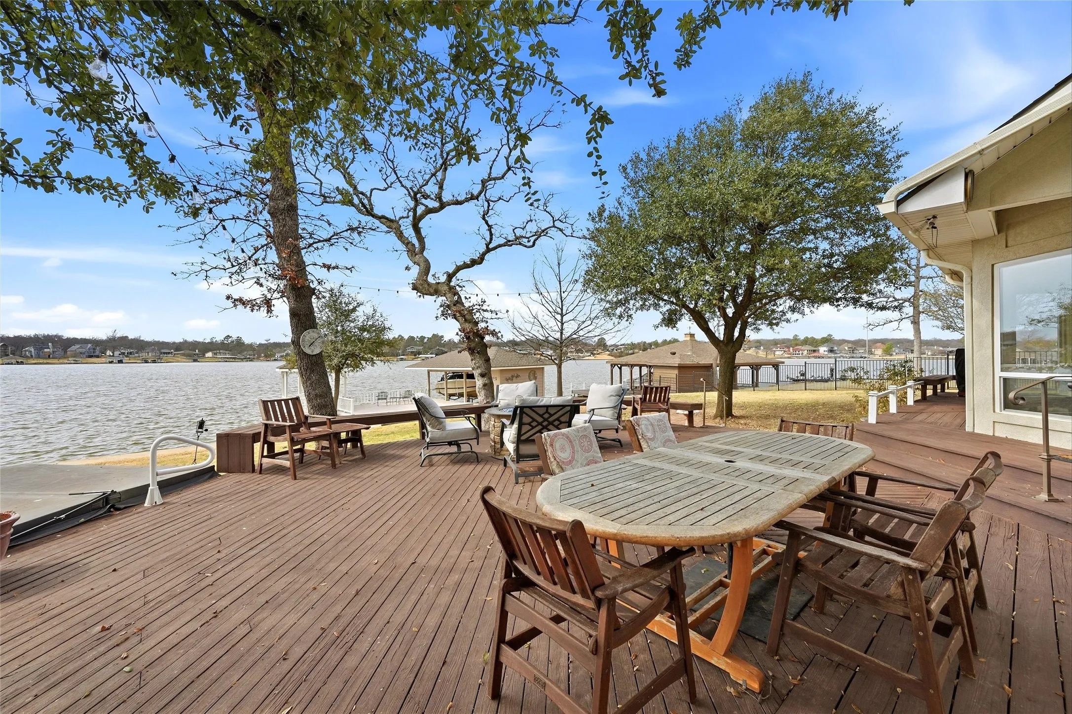 Single Family Residence For Sale in Cooke County , 143 Blackfoot Trail, Lake Kiowa, Texas 76240, 5 Bedroom, 6 Bathroom, 3 Garage spaces, 4,191 Sqft, built in 1999, mls#21320213, Real Estate Agent in Lake Kiowa, Homes For Sale in Cooke county, Homes For Sale in Lake Kiowa, Realtor in Lake Kiowa Texas, Real Estate Brokerage Independent Realty Texas, Luminita Cordes Realtor