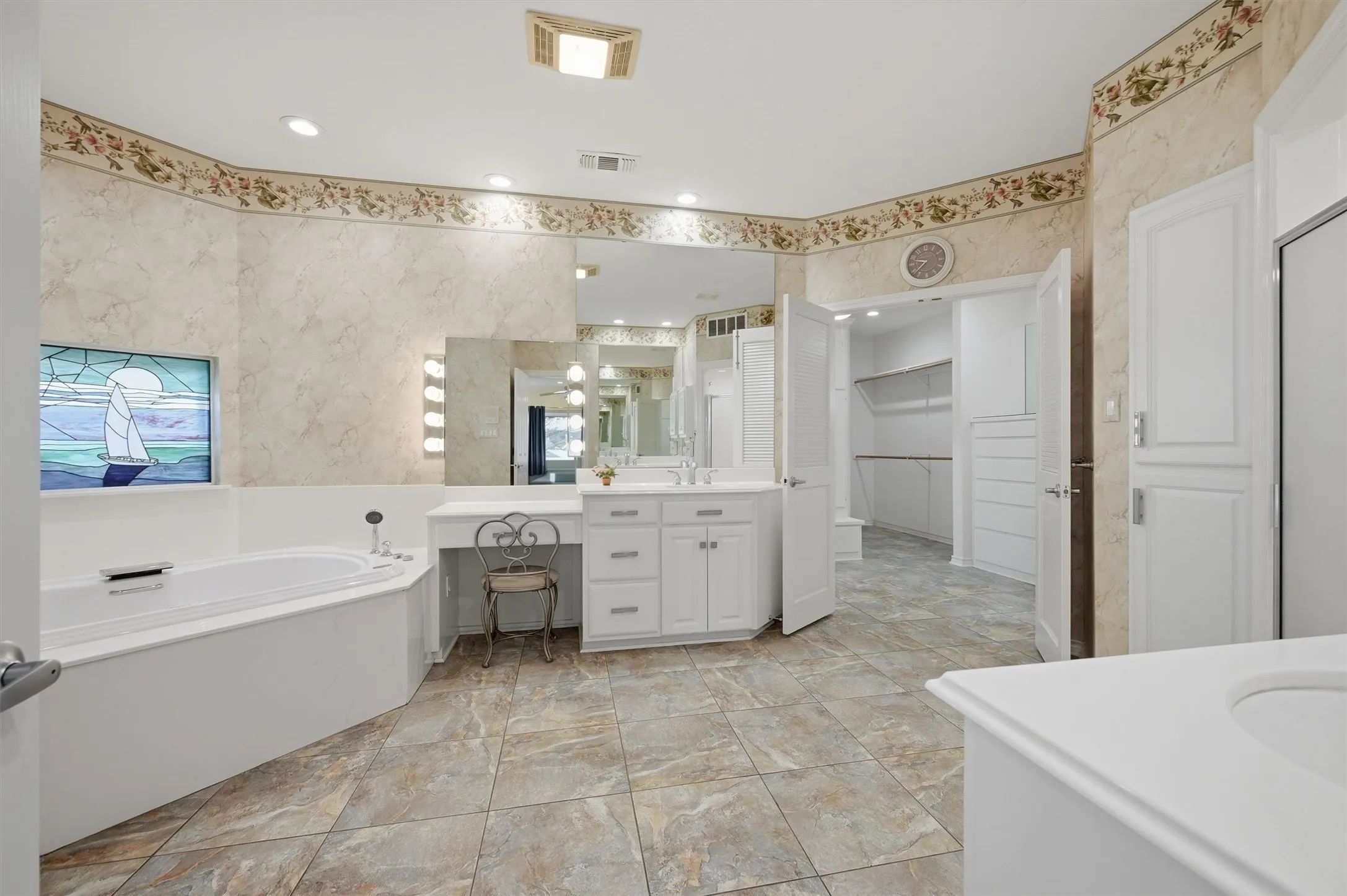 Single Family Residence For Sale in Cooke County , 143 Blackfoot Trail, Lake Kiowa, Texas 76240, 5 Bedroom, 6 Bathroom, 3 Garage spaces, 4,191 Sqft, built in 1999, mls#21320213, Real Estate Agent in Lake Kiowa, Homes For Sale in Cooke county, Homes For Sale in Lake Kiowa, Realtor in Lake Kiowa Texas, Real Estate Brokerage Independent Realty Texas, Luminita Cordes Realtor