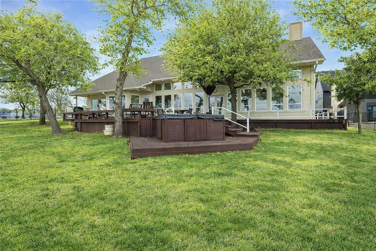 Single Family Residence For Sale in Cooke County , 143 Blackfoot Trail, Lake Kiowa, Texas 76240, 5 Bedroom, 6 Bathroom, 3 Garage spaces, 4,191 Sqft, built in 1999, mls#21320213, Real Estate Agent in Lake Kiowa, Homes For Sale in Cooke county, Homes For Sale in Lake Kiowa, Realtor in Lake Kiowa Texas, Real Estate Brokerage Independent Realty Texas, Luminita Cordes Realtor