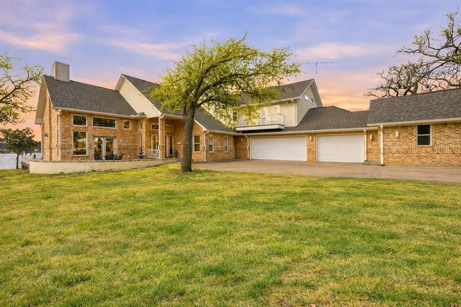 Single Family Residence For Sale in Cooke County , 143 Blackfoot Trail, Lake Kiowa, Texas 76240, 5 Bedroom, 6 Bathroom, 3 Garage spaces, 4,191 Sqft, built in 1999, mls#21320213, Real Estate Agent in Lake Kiowa, Homes For Sale in Cooke county, Homes For Sale in Lake Kiowa, Realtor in Lake Kiowa Texas, Real Estate Brokerage Independent Realty Texas, Luminita Cordes Realtor