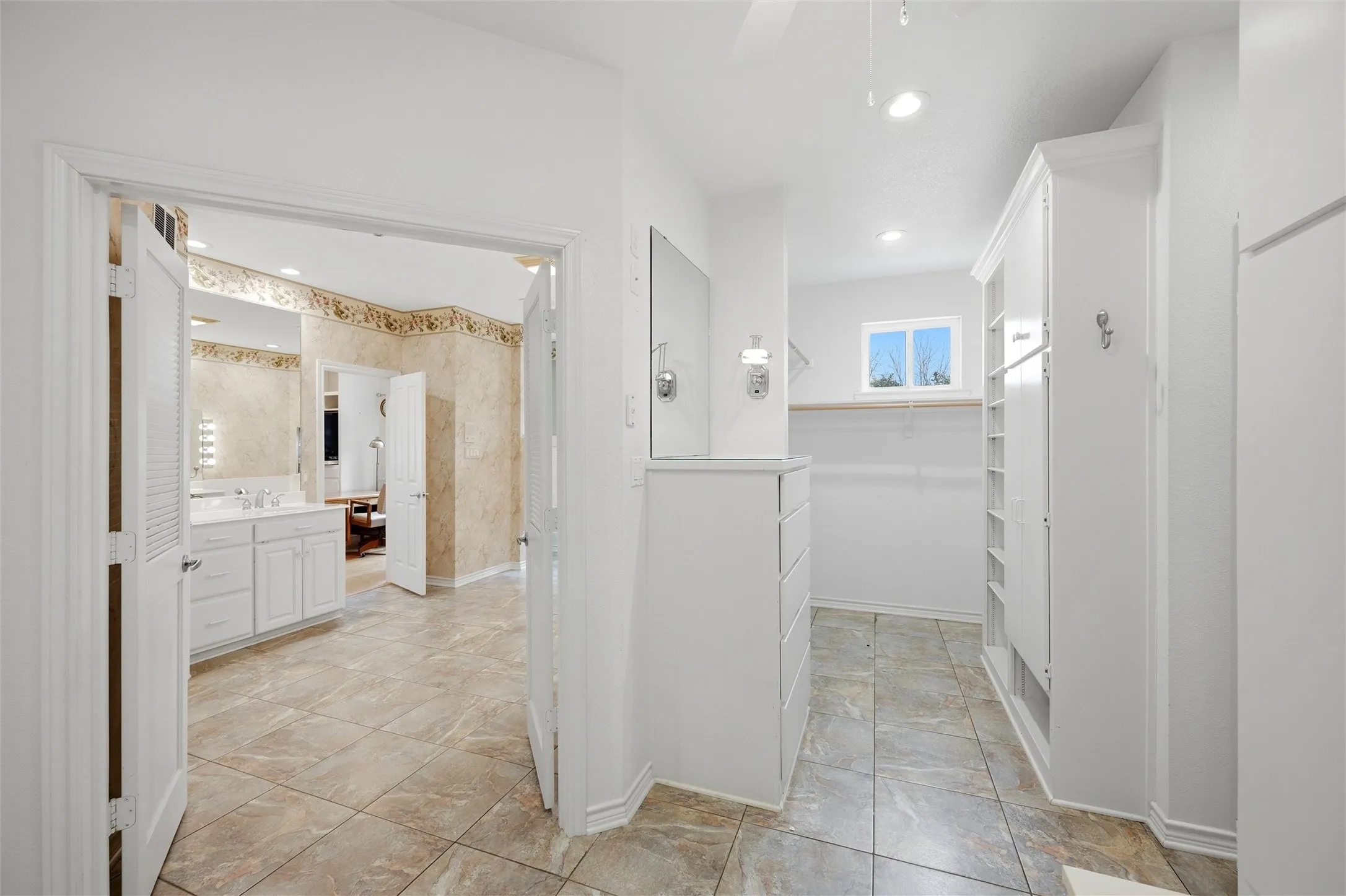 Single Family Residence For Sale in Cooke County , 143 Blackfoot Trail, Lake Kiowa, Texas 76240, 5 Bedroom, 6 Bathroom, 3 Garage spaces, 4,191 Sqft, built in 1999, mls#21320213, Real Estate Agent in Lake Kiowa, Homes For Sale in Cooke county, Homes For Sale in Lake Kiowa, Realtor in Lake Kiowa Texas, Real Estate Brokerage Independent Realty Texas, Luminita Cordes Realtor