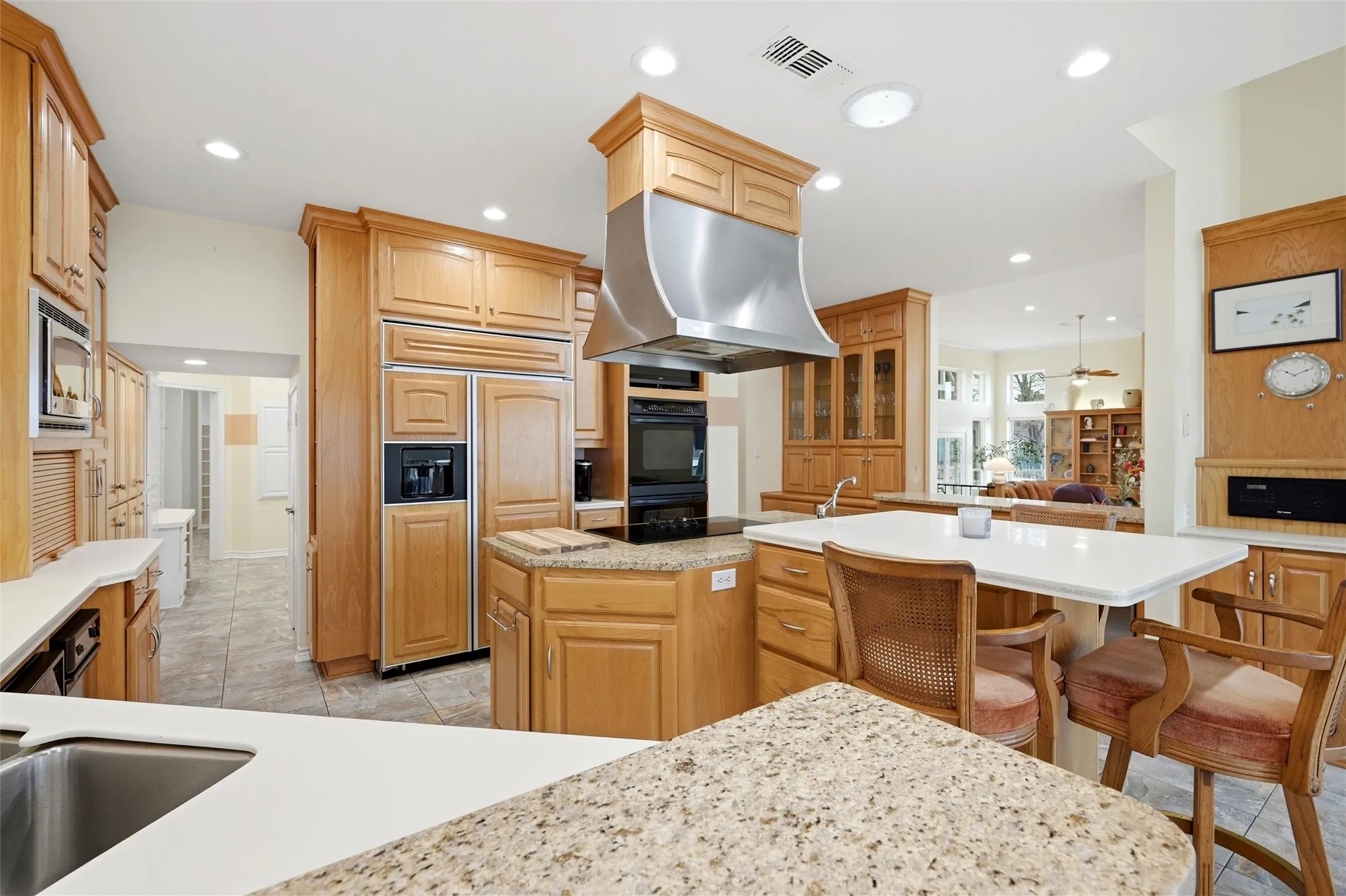 Single Family Residence For Sale in Cooke County , 143 Blackfoot Trail, Lake Kiowa, Texas 76240, 5 Bedroom, 6 Bathroom, 3 Garage spaces, 4,191 Sqft, built in 1999, mls#21320213, Real Estate Agent in Lake Kiowa, Homes For Sale in Cooke county, Homes For Sale in Lake Kiowa, Realtor in Lake Kiowa Texas, Real Estate Brokerage Independent Realty Texas, Luminita Cordes Realtor