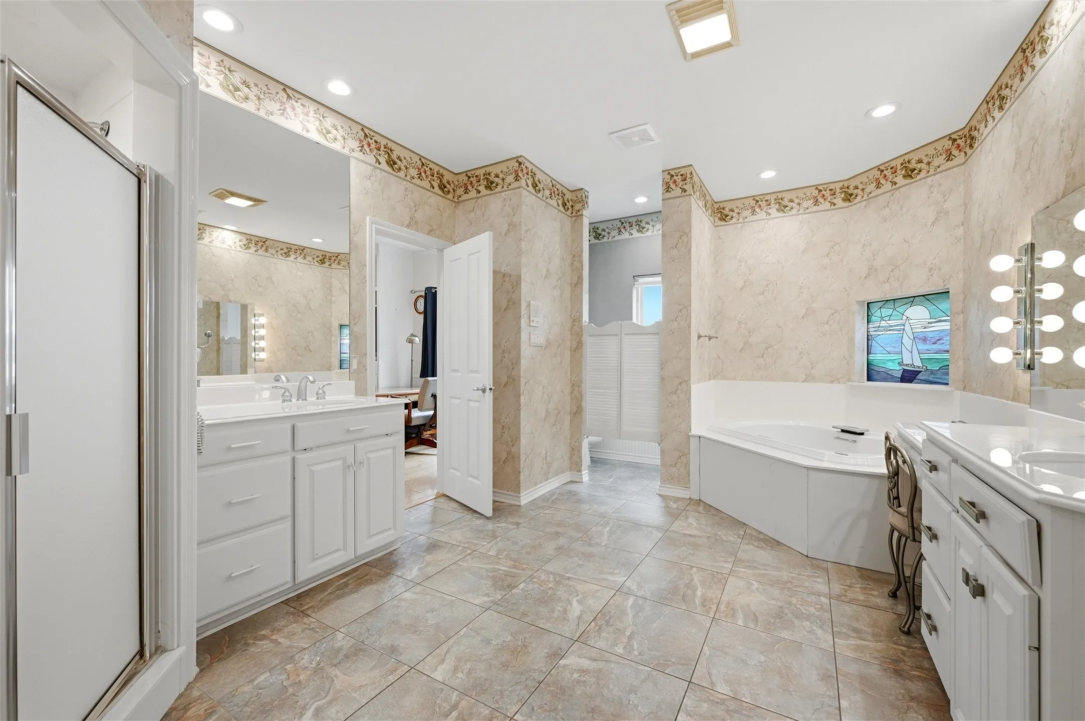 Single Family Residence For Sale in Cooke County , 143 Blackfoot Trail, Lake Kiowa, Texas 76240, 5 Bedroom, 6 Bathroom, 3 Garage spaces, 4,191 Sqft, built in 1999, mls#21320213, Real Estate Agent in Lake Kiowa, Homes For Sale in Cooke county, Homes For Sale in Lake Kiowa, Realtor in Lake Kiowa Texas, Real Estate Brokerage Independent Realty Texas, Luminita Cordes Realtor