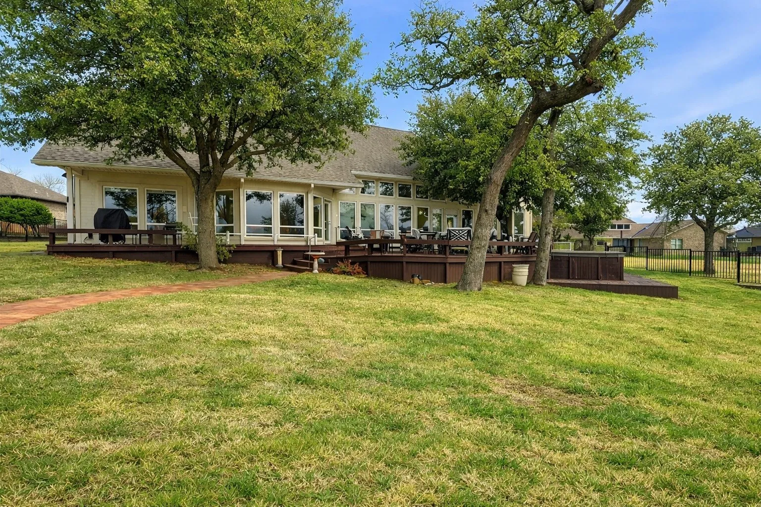 Single Family Residence For Sale in Cooke County , 143 Blackfoot Trail, Lake Kiowa, Texas 76240, 5 Bedroom, 6 Bathroom, 3 Garage spaces, 4,191 Sqft, built in 1999, mls#21320213, Real Estate Agent in Lake Kiowa, Homes For Sale in Cooke county, Homes For Sale in Lake Kiowa, Realtor in Lake Kiowa Texas, Real Estate Brokerage Independent Realty Texas, Luminita Cordes Realtor