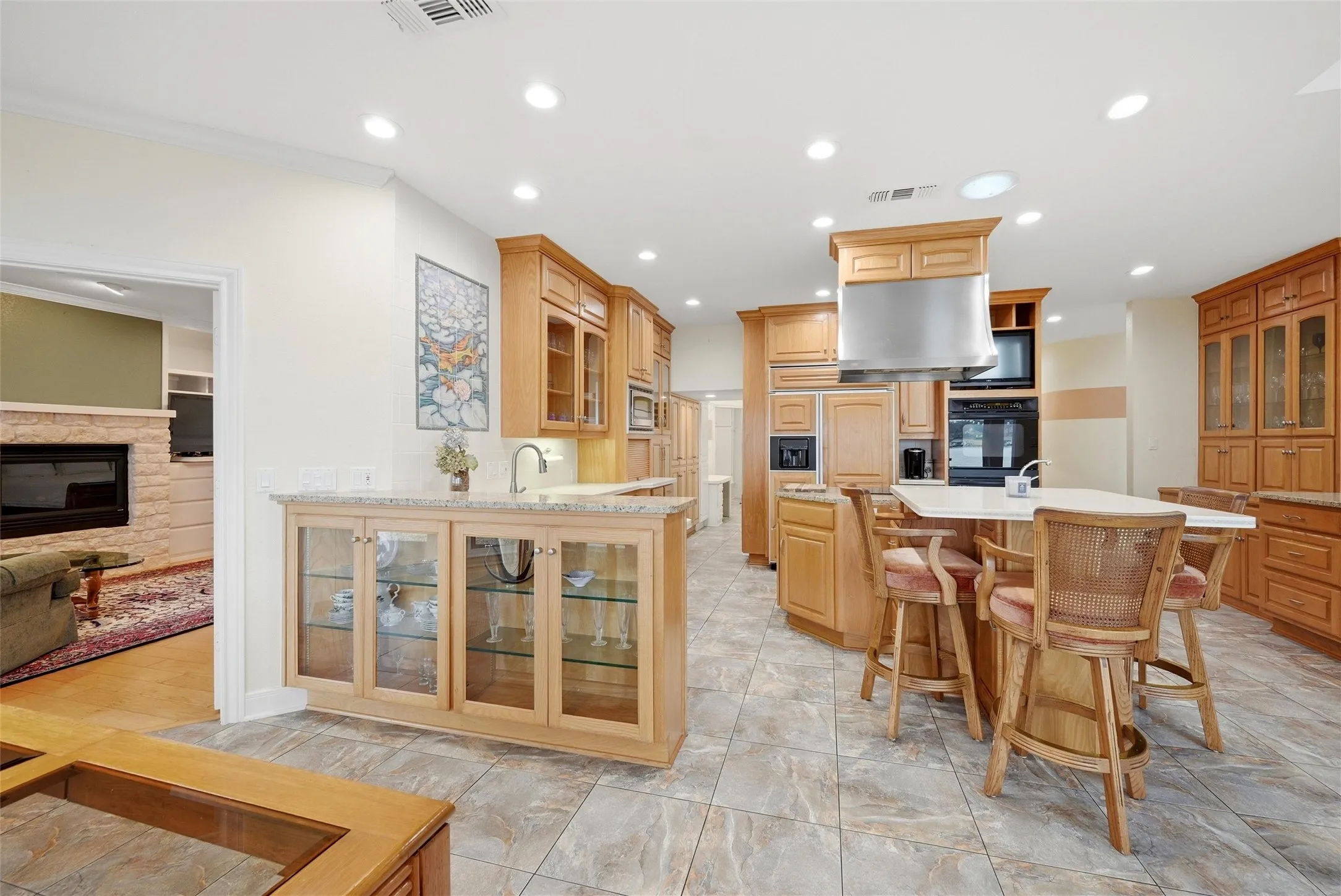 Single Family Residence For Sale in Cooke County , 143 Blackfoot Trail, Lake Kiowa, Texas 76240, 5 Bedroom, 6 Bathroom, 3 Garage spaces, 4,191 Sqft, built in 1999, mls#21320213, Real Estate Agent in Lake Kiowa, Homes For Sale in Cooke county, Homes For Sale in Lake Kiowa, Realtor in Lake Kiowa Texas, Real Estate Brokerage Independent Realty Texas, Luminita Cordes Realtor