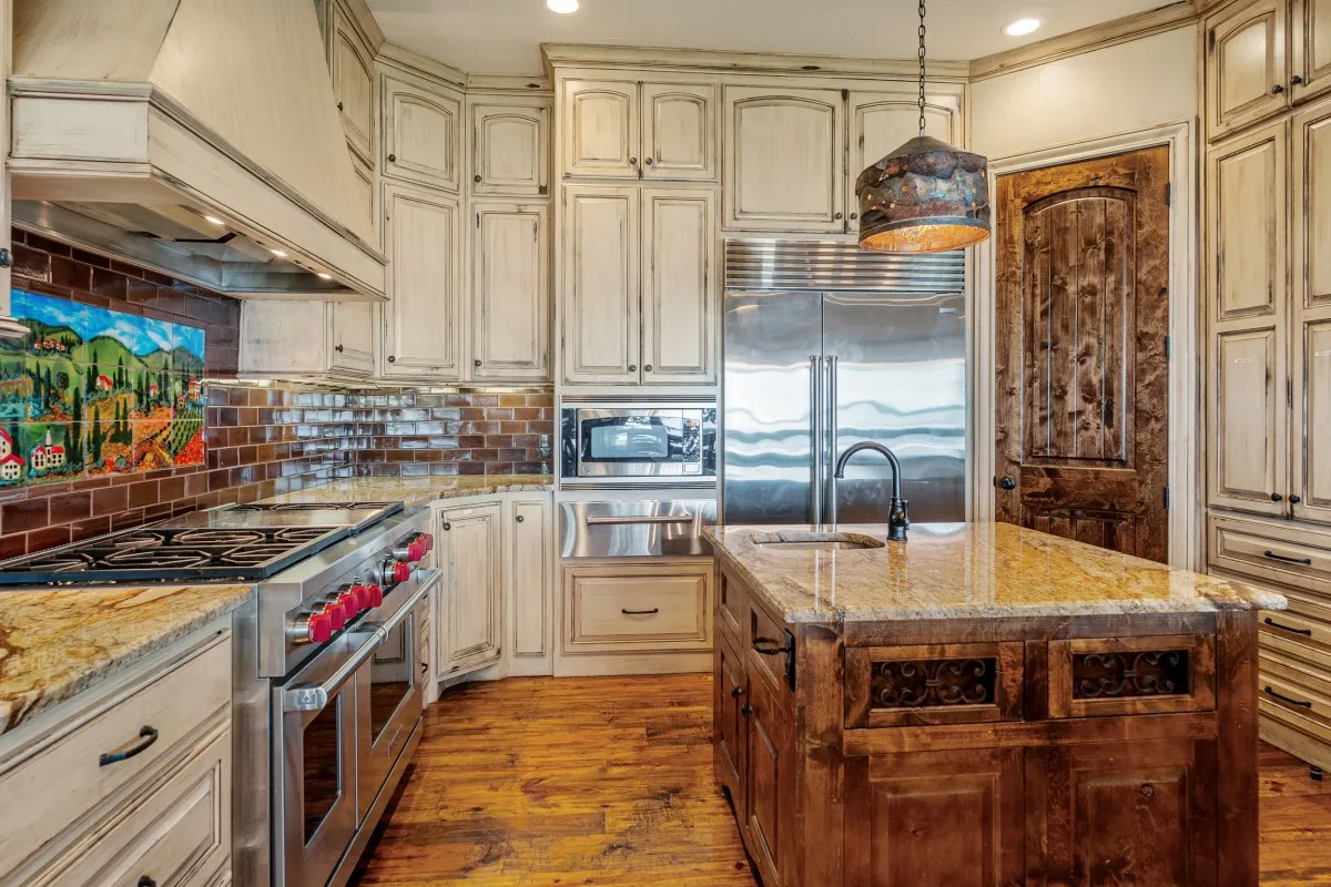 Single Family Residence For Sale in Henderson County , 172 Enchanted Drive, Enchanted Oaks, Texas 75156, 6 Bedrooms, 8 Bathrooms, 2 Garage spaces, 4,200 Sqft, built in 2013, Price $2,890,000, mls#21320365, Real Estate Agent in Enchanted Oaks, Homes For Sale in Henderson county, Homes For Sale in Enchanted Oaks, Realtor in Enchanted Oaks Texas, Real Estate Brokerage Independent Realty Texas, Luminita Cordes Realtor