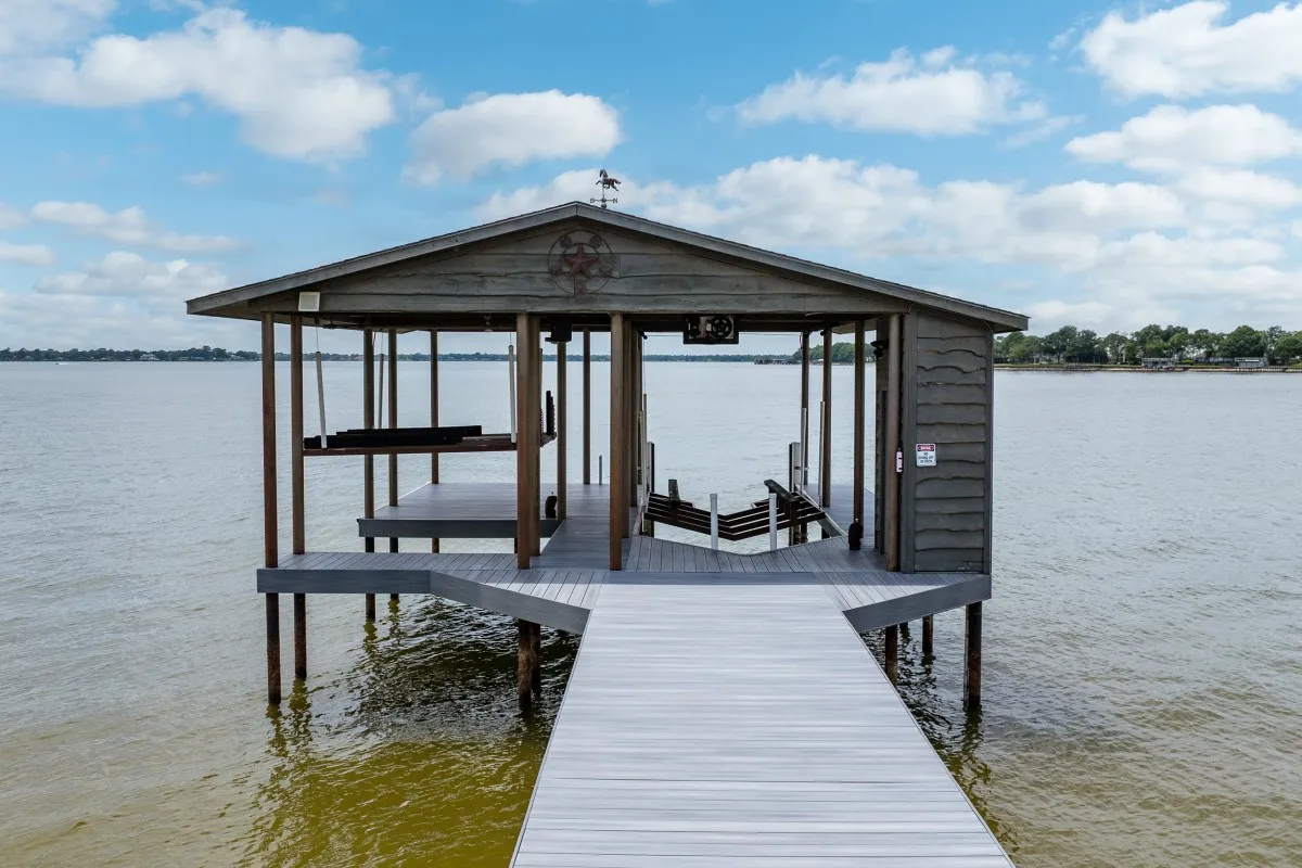 Single Family Residence For Sale in Henderson County , 172 Enchanted Drive, Enchanted Oaks, Texas 75156, 6 Bedrooms, 8 Bathrooms, 2 Garage spaces, 4,200 Sqft, built in 2013, Price $2,890,000, mls#21320365, Real Estate Agent in Enchanted Oaks, Homes For Sale in Henderson county, Homes For Sale in Enchanted Oaks, Realtor in Enchanted Oaks Texas, Real Estate Brokerage Independent Realty Texas, Luminita Cordes Realtor