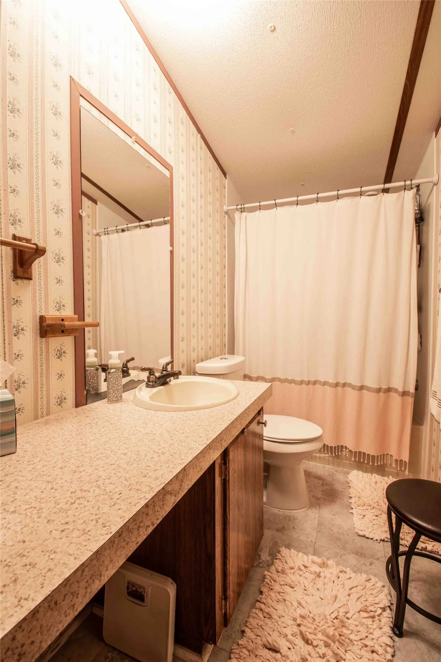 guest bath with shower and tub combo