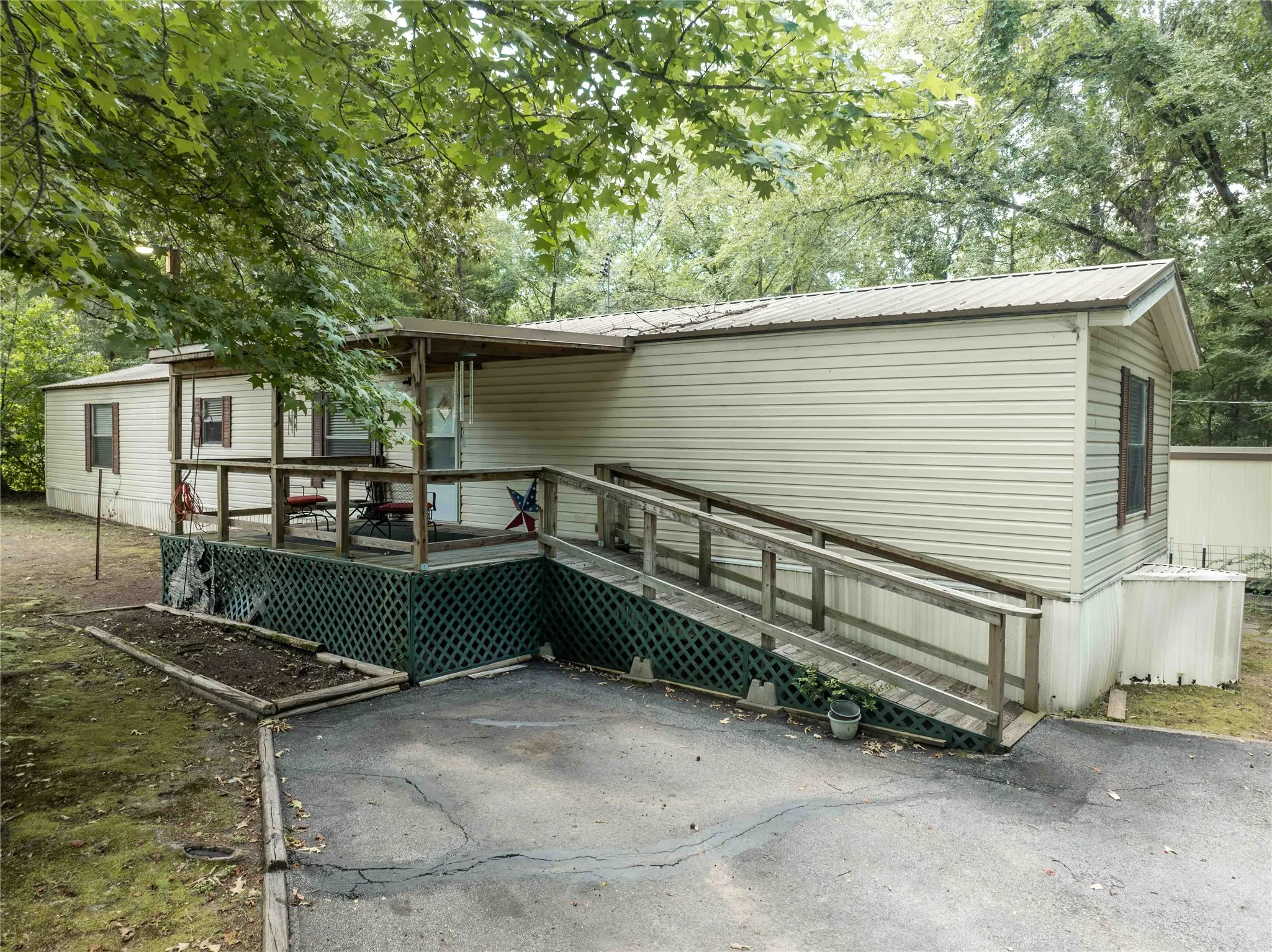 Manufactured Home For Sale in Van Zandt County , 190 E Sycamore Lane, Murchison, Texas 75778, 3 Bedrooms, 2 Bathrooms, Garage spaces, 1,184 Sqft, built in 1991, Price $137,500, mls#21320200, Real Estate Agent in Murchison, Homes For Sale in Van Zandt county, Homes For Sale in Murchison, Realtor in Murchison Texas, Real Estate Brokerage Independent Realty Texas, Luminita Cordes Realtor