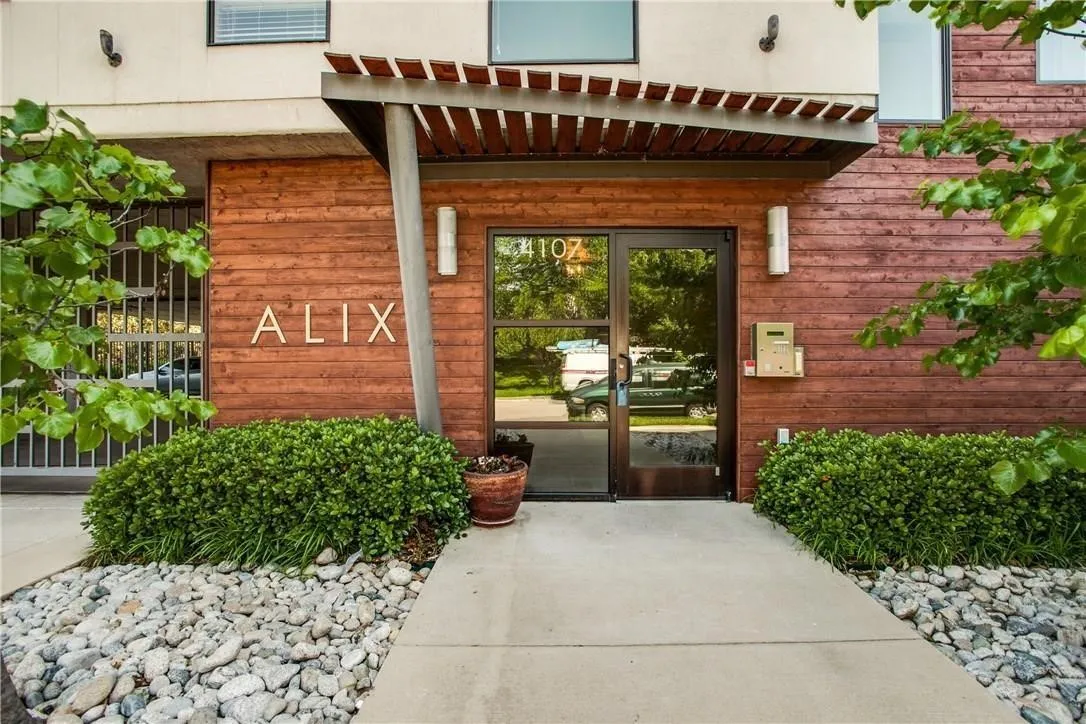 Condominium For Rent in Dallas County , 4107 Bowser Avenue 101, Dallas, Texas 75219, 2 Bedroom, 2 Bathroom, 2 Garage spaces, 1,455 Sqft, built in 2008, mls#21305022, Real Estate Agent in Dallas, Homes For Rent in Dallas county, Homes For Rent in Dallas, Realtor in Dallas Texas, Real Estate Brokerage Independent Realty Texas, Luminita Cordes Realtor