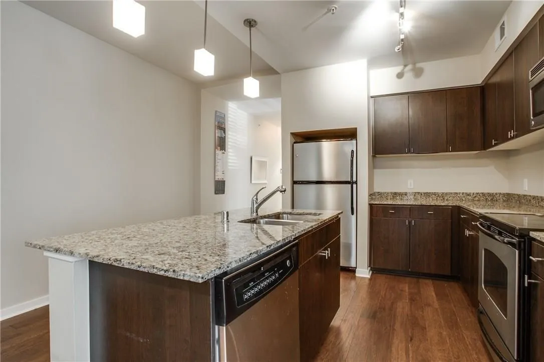 Stainless Appliances, Granite Counters, HardwoodFloors