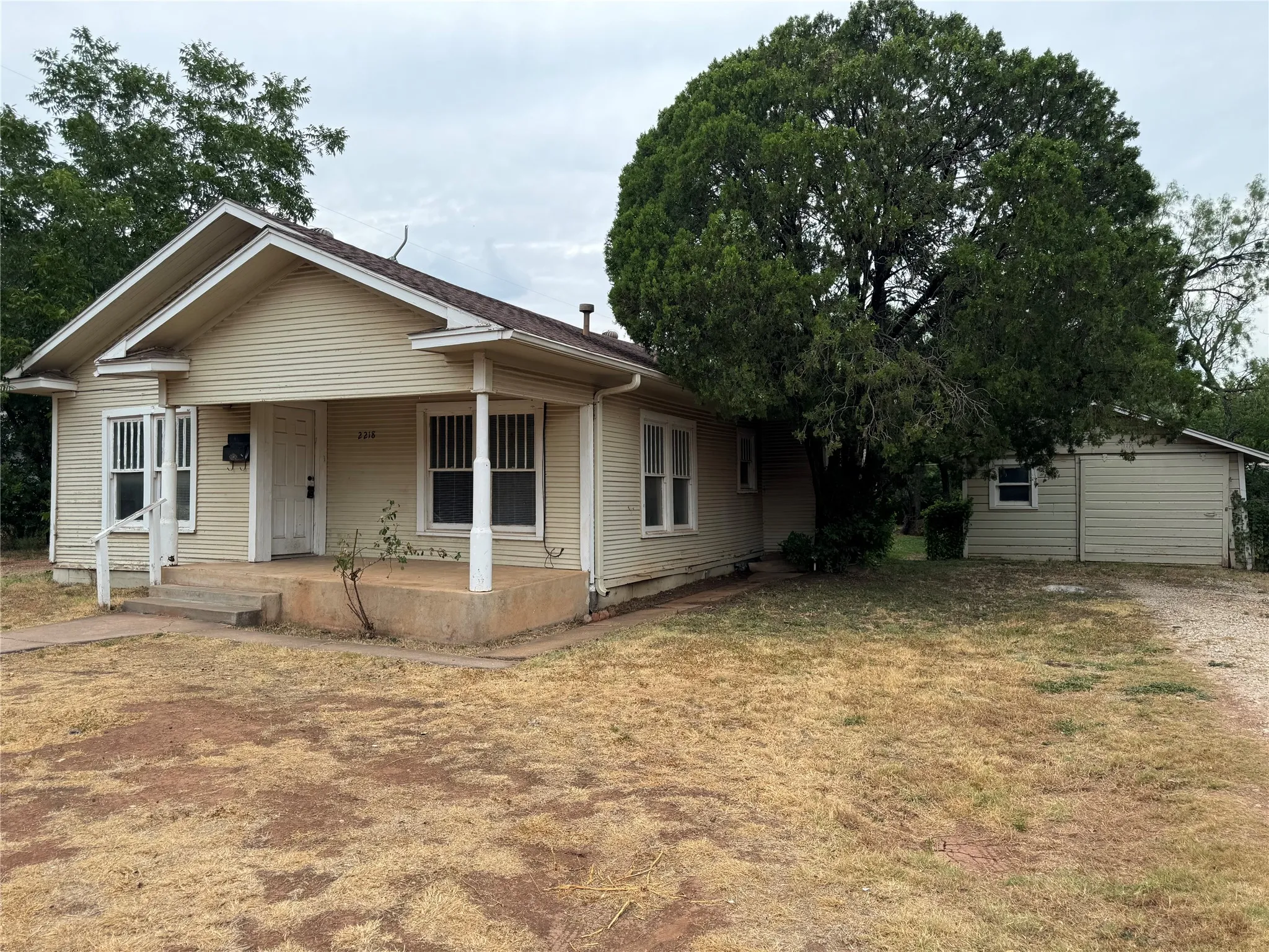 Single Family Residence For Sale in Taylor County , 2218 State Street, Abilene, Texas 79603, 2 Bedroom, 1 Bathroom, 1 Garage spaces, 1,120 Sqft, built in 1925, mls#21310856, Real Estate Agent in Abilene, Homes For Sale in Taylor county, Homes For Sale in Abilene, Realtor in Abilene Texas, Real Estate Brokerage Independent Realty Texas, Luminita Cordes Realtor