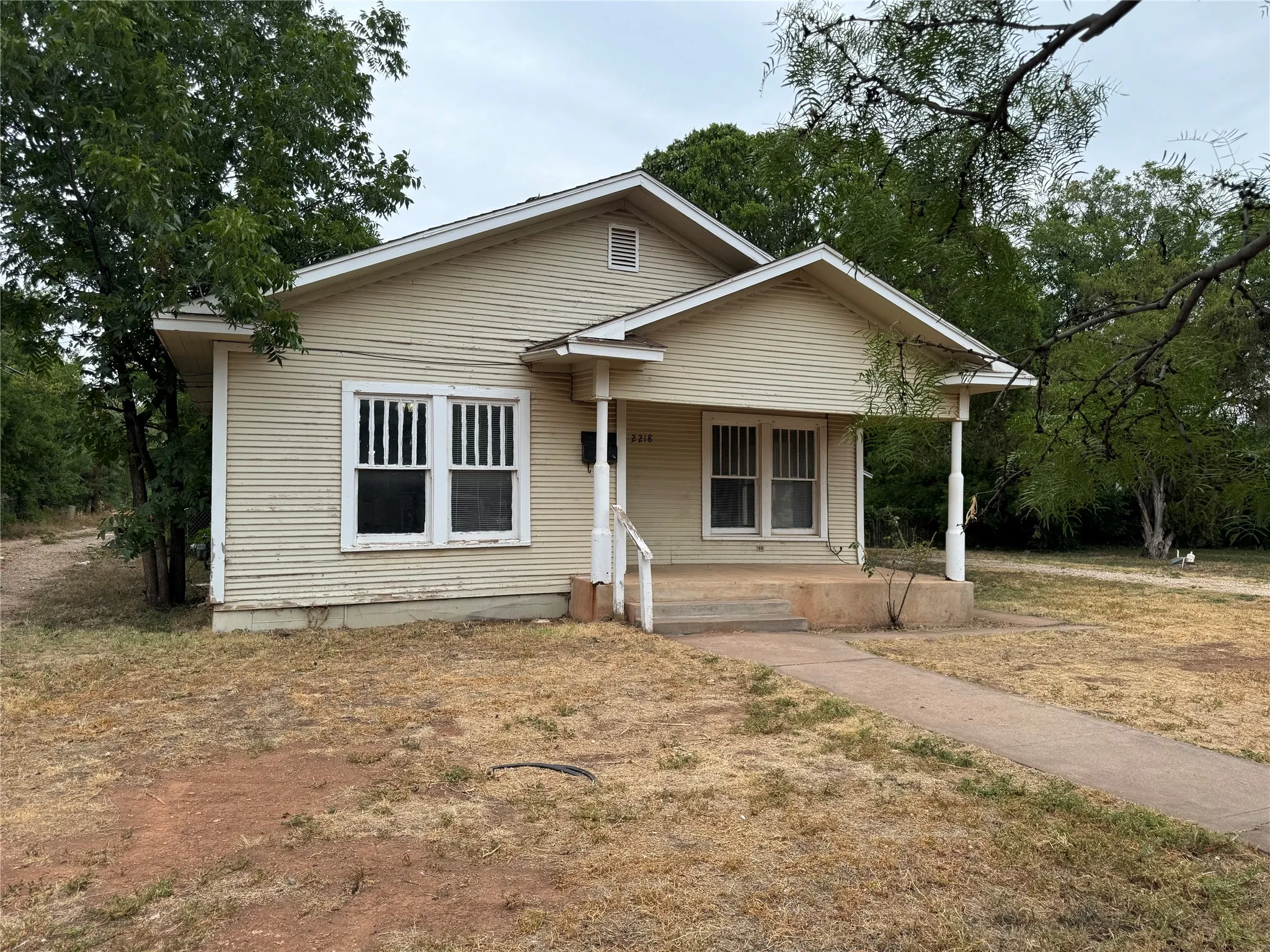 Single Family Residence For Sale in Taylor County , 2218 State Street, Abilene, Texas 79603, 2 Bedroom, 1 Bathroom, 1 Garage spaces, 1,120 Sqft, built in 1925, mls#21310856, Real Estate Agent in Abilene, Homes For Sale in Taylor county, Homes For Sale in Abilene, Realtor in Abilene Texas, Real Estate Brokerage Independent Realty Texas, Luminita Cordes Realtor