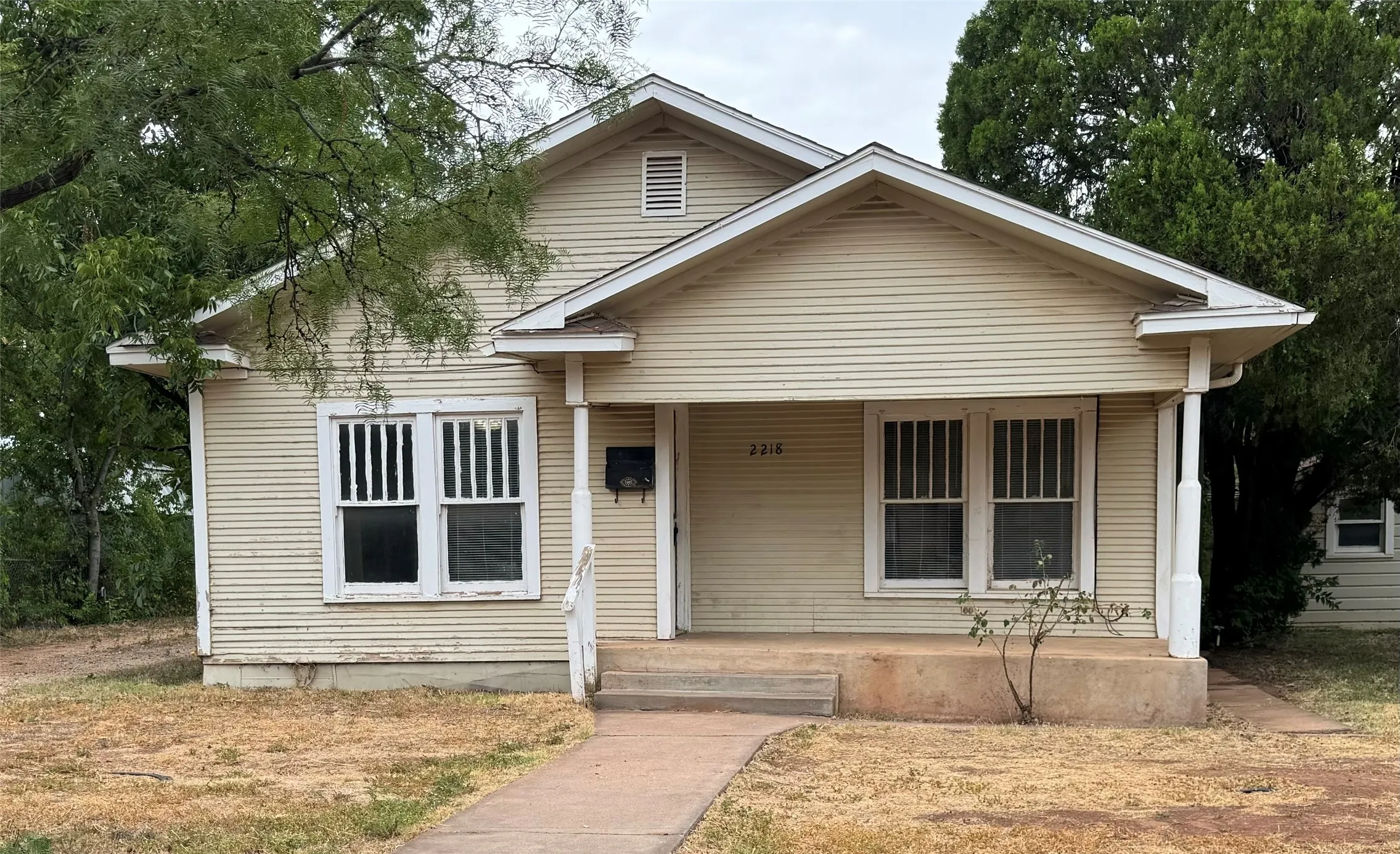 Single Family Residence For Sale in Taylor County , 2218 State Street, Abilene, Texas 79603, 2 Bedroom, 1 Bathroom, 1 Garage spaces, 1,120 Sqft, built in 1925, mls#21310856, Real Estate Agent in Abilene, Homes For Sale in Taylor county, Homes For Sale in Abilene, Realtor in Abilene Texas, Real Estate Brokerage Independent Realty Texas, Luminita Cordes Realtor