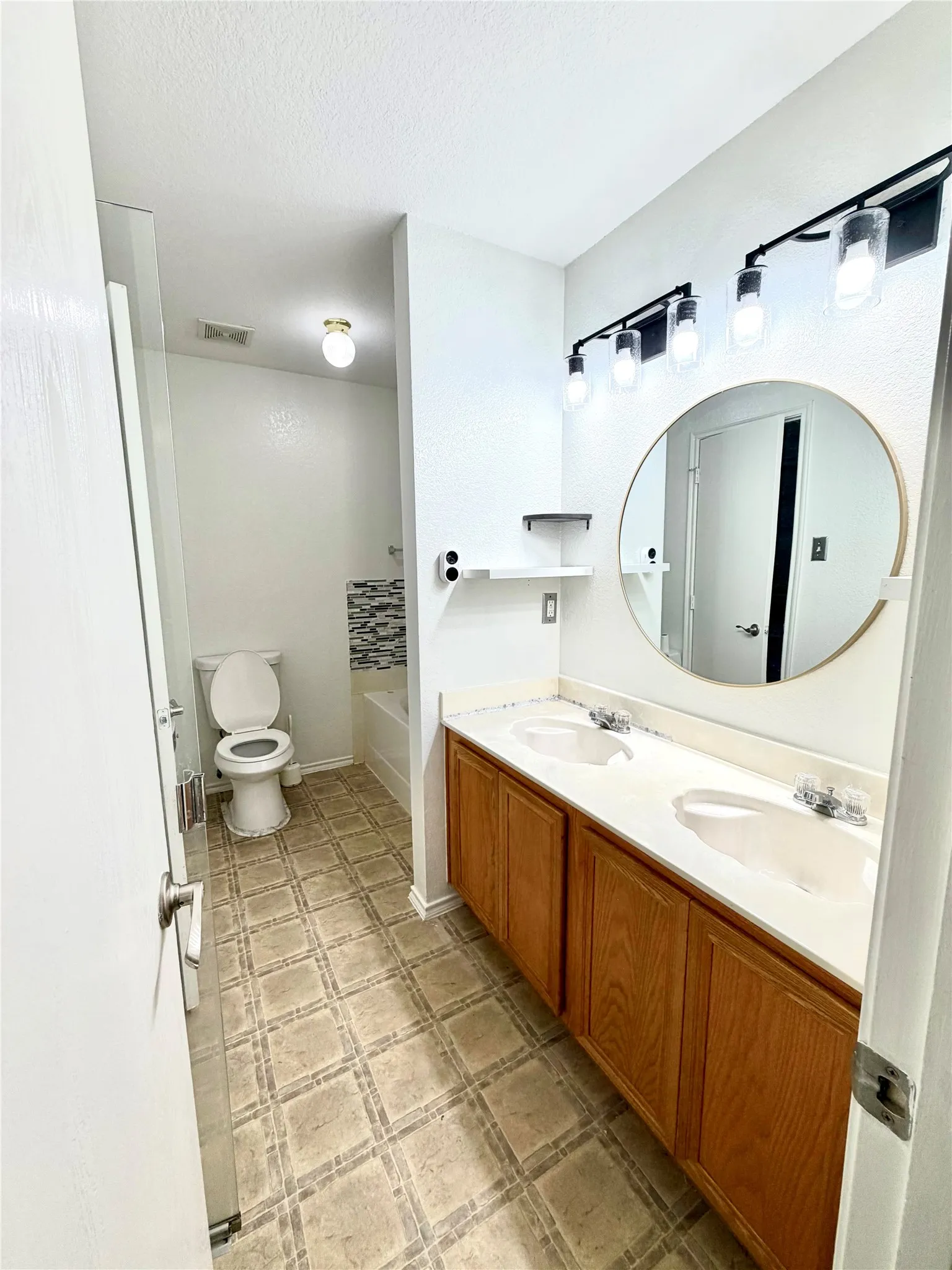 Single Family Residence For Sale in Dallas County , 2648 Carmen Drive, Grand Prairie, Texas 75052, 3 Bedroom, 2 Bathroom, 2 Garage spaces, 1,420 Sqft, built in 2003, mls#21316606, Real Estate Agent in Grand Prairie, Homes For Sale in Dallas county, Homes For Sale in Grand Prairie, Realtor in Grand Prairie Texas, Real Estate Brokerage Independent Realty Texas, Luminita Cordes Realtor