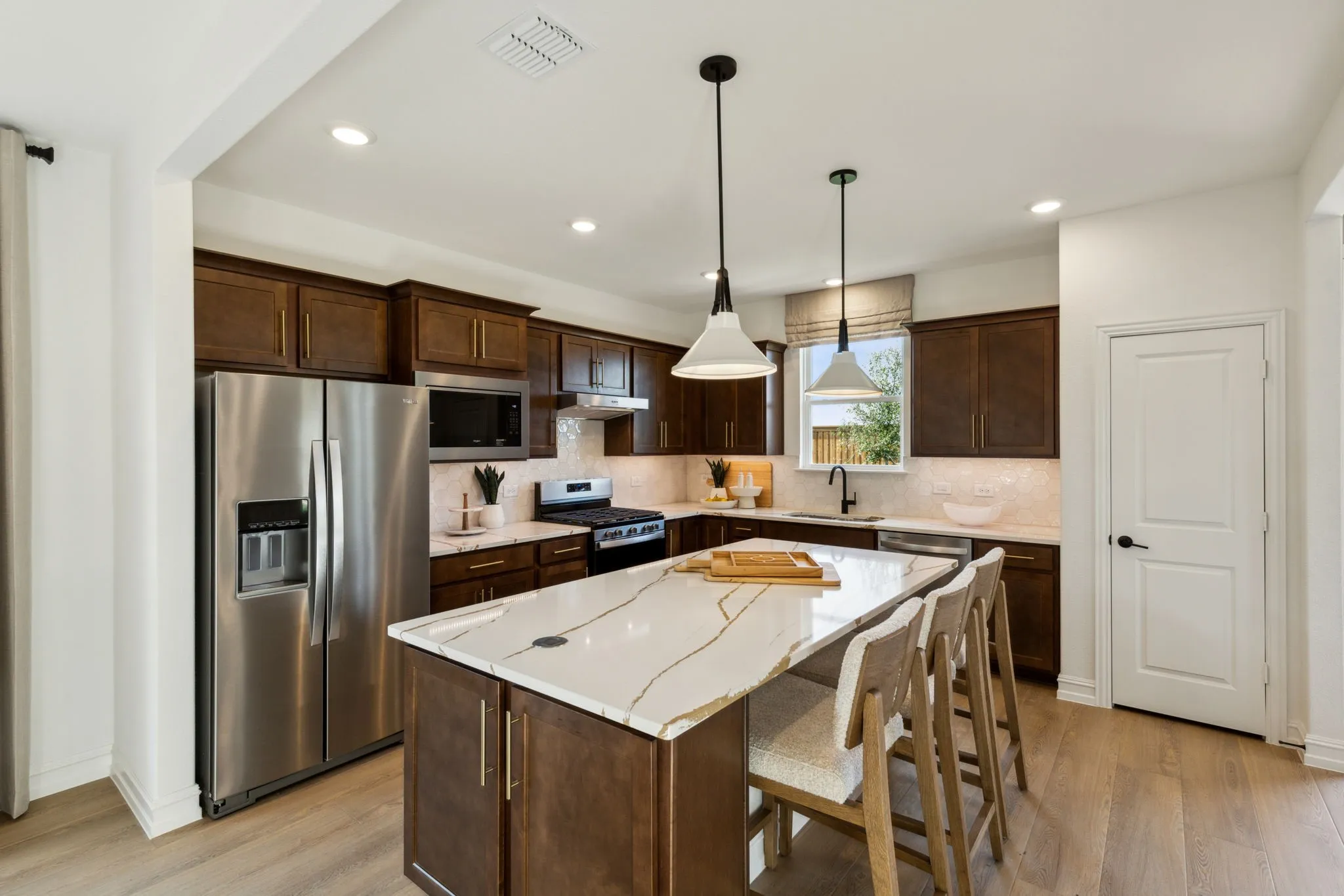 *Model Representation - Spacious kitchen with eat-in bartop island