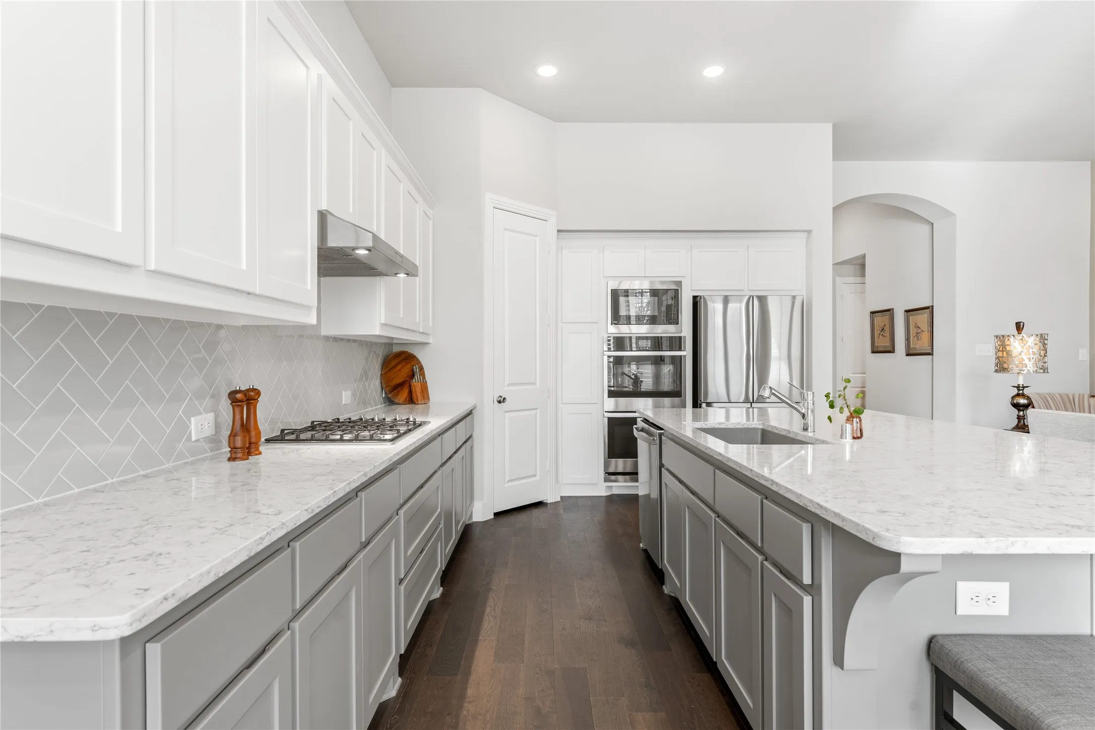 Gas cooktop and farmhouse sink