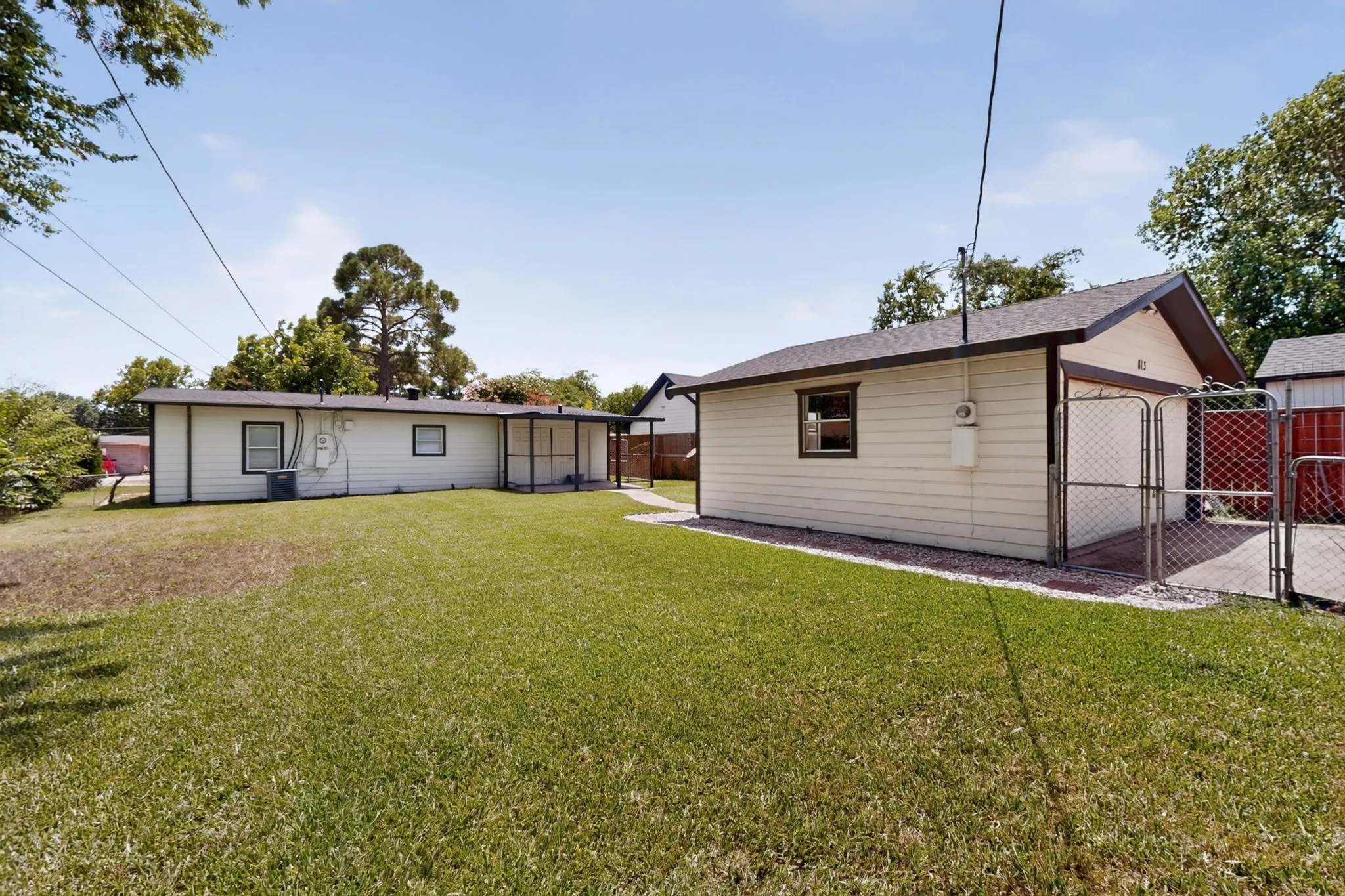 Single Family Residence For Sale in Dallas County , 813 Travis Street, Garland, Texas 75040, 4 Bedroom, 2 Bathroom, 2 Garage spaces, 1,188 Sqft, built in 1954, mls#21315506, Real Estate Agent in Garland, Homes For Sale in Dallas county, Homes For Sale in Garland, Realtor in Garland Texas, Real Estate Brokerage Independent Realty Texas, Luminita Cordes Realtor