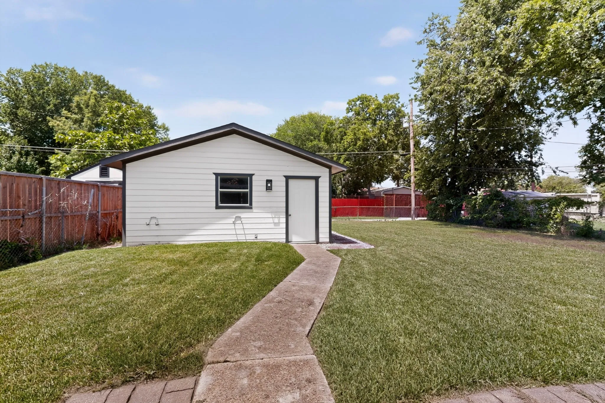 Single Family Residence For Sale in Dallas County , 813 Travis Street, Garland, Texas 75040, 4 Bedroom, 2 Bathroom, 2 Garage spaces, 1,188 Sqft, built in 1954, mls#21315506, Real Estate Agent in Garland, Homes For Sale in Dallas county, Homes For Sale in Garland, Realtor in Garland Texas, Real Estate Brokerage Independent Realty Texas, Luminita Cordes Realtor