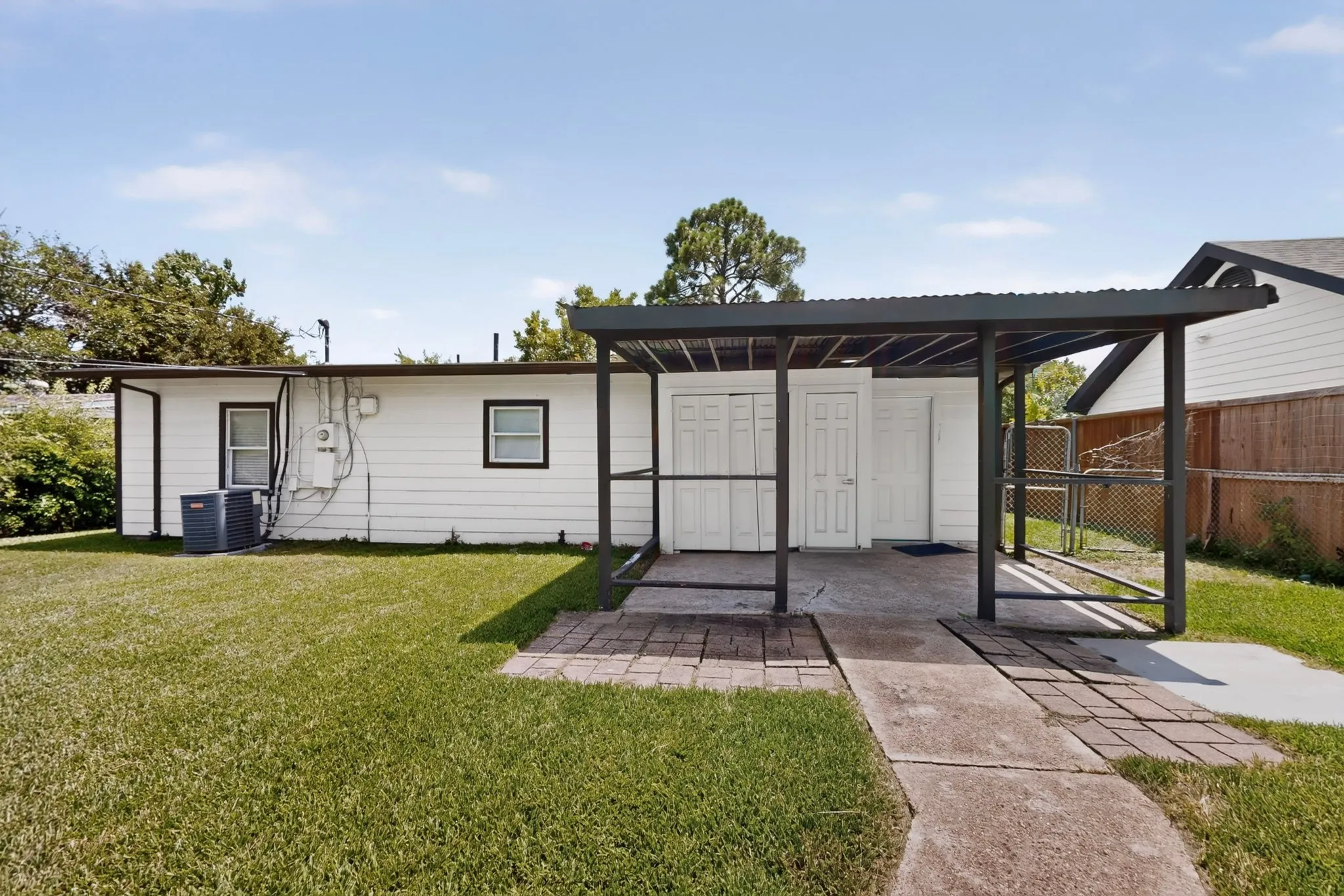 Single Family Residence For Sale in Dallas County , 813 Travis Street, Garland, Texas 75040, 4 Bedroom, 2 Bathroom, 2 Garage spaces, 1,188 Sqft, built in 1954, mls#21315506, Real Estate Agent in Garland, Homes For Sale in Dallas county, Homes For Sale in Garland, Realtor in Garland Texas, Real Estate Brokerage Independent Realty Texas, Luminita Cordes Realtor