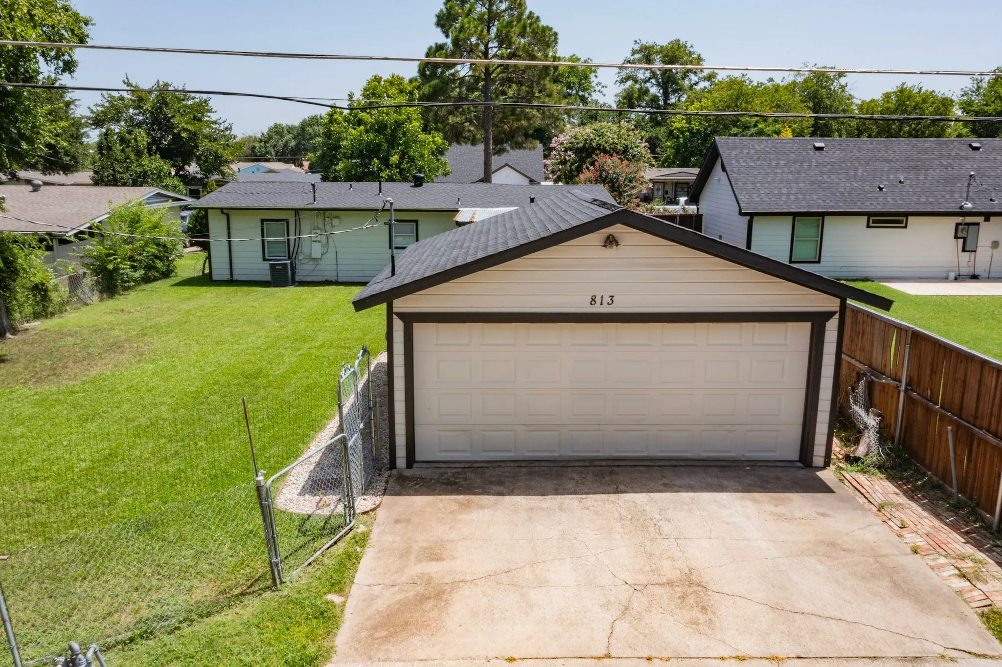 Single Family Residence For Sale in Dallas County , 813 Travis Street, Garland, Texas 75040, 4 Bedroom, 2 Bathroom, 2 Garage spaces, 1,188 Sqft, built in 1954, mls#21315506, Real Estate Agent in Garland, Homes For Sale in Dallas county, Homes For Sale in Garland, Realtor in Garland Texas, Real Estate Brokerage Independent Realty Texas, Luminita Cordes Realtor