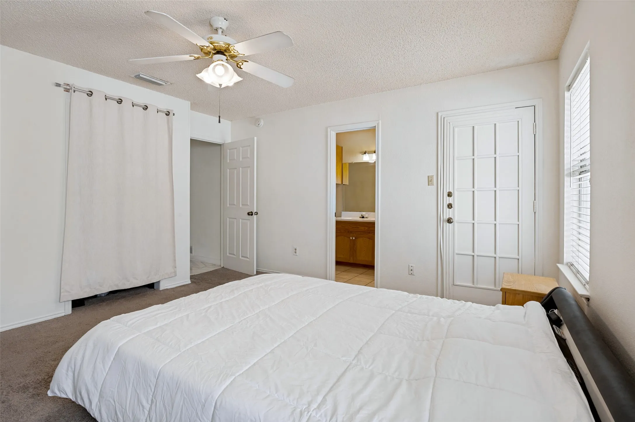 Single Family Residence For Sale in Tarrant County , 4108 Sunday Hill Drive, Arlington, Texas 76016, 3 Bedroom, 2 Bathroom, 2 Garage spaces, 1,284 Sqft, built in 1983, mls#21320398, Real Estate Agent in Arlington, Homes For Sale in Tarrant county, Homes For Sale in Arlington, Realtor in Arlington Texas, Real Estate Brokerage Independent Realty Texas, Luminita Cordes Realtor