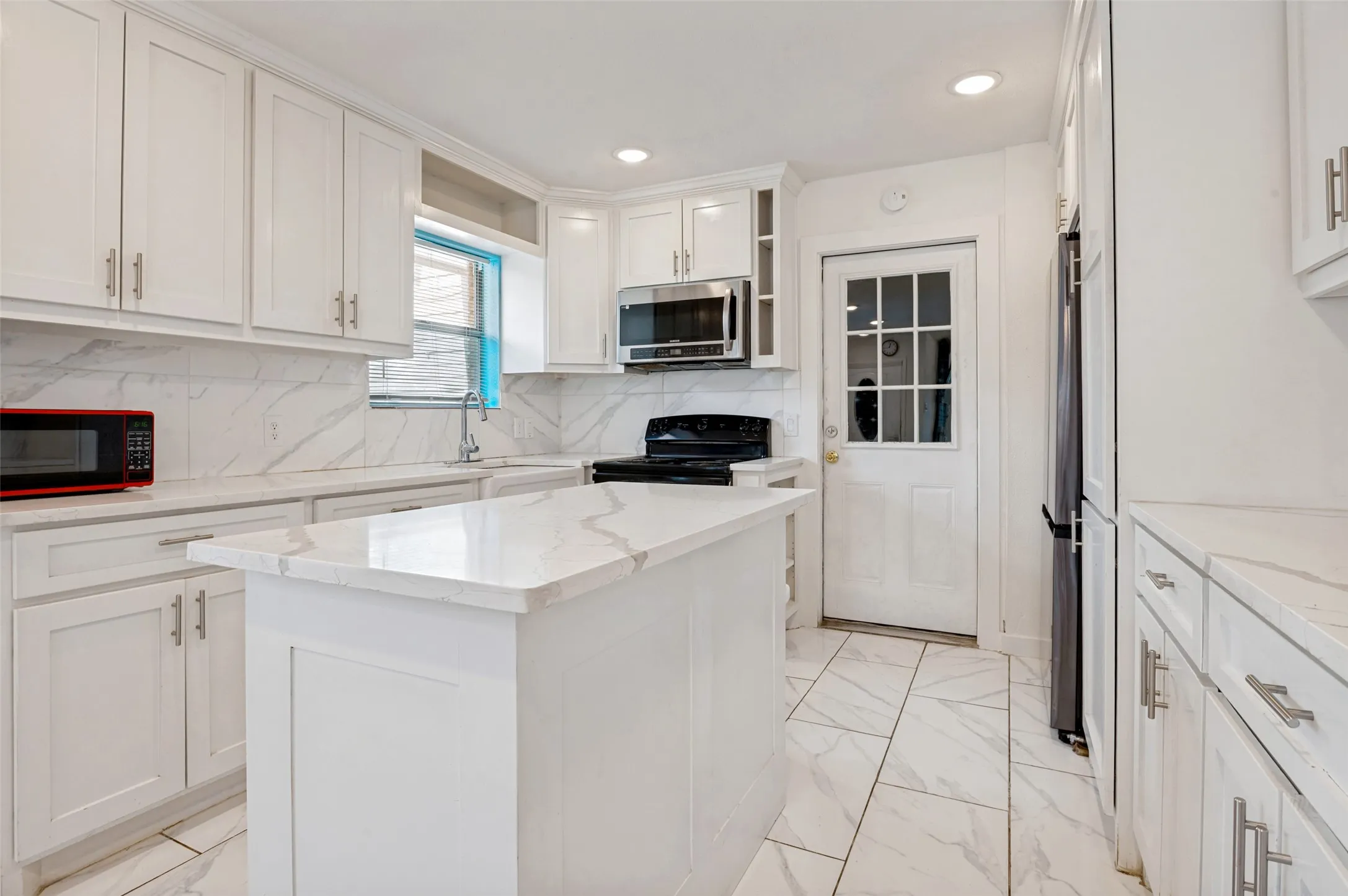 Single Family Residence For Sale in Tarrant County , 4108 Sunday Hill Drive, Arlington, Texas 76016, 3 Bedroom, 2 Bathroom, 2 Garage spaces, 1,284 Sqft, built in 1983, mls#21320398, Real Estate Agent in Arlington, Homes For Sale in Tarrant county, Homes For Sale in Arlington, Realtor in Arlington Texas, Real Estate Brokerage Independent Realty Texas, Luminita Cordes Realtor