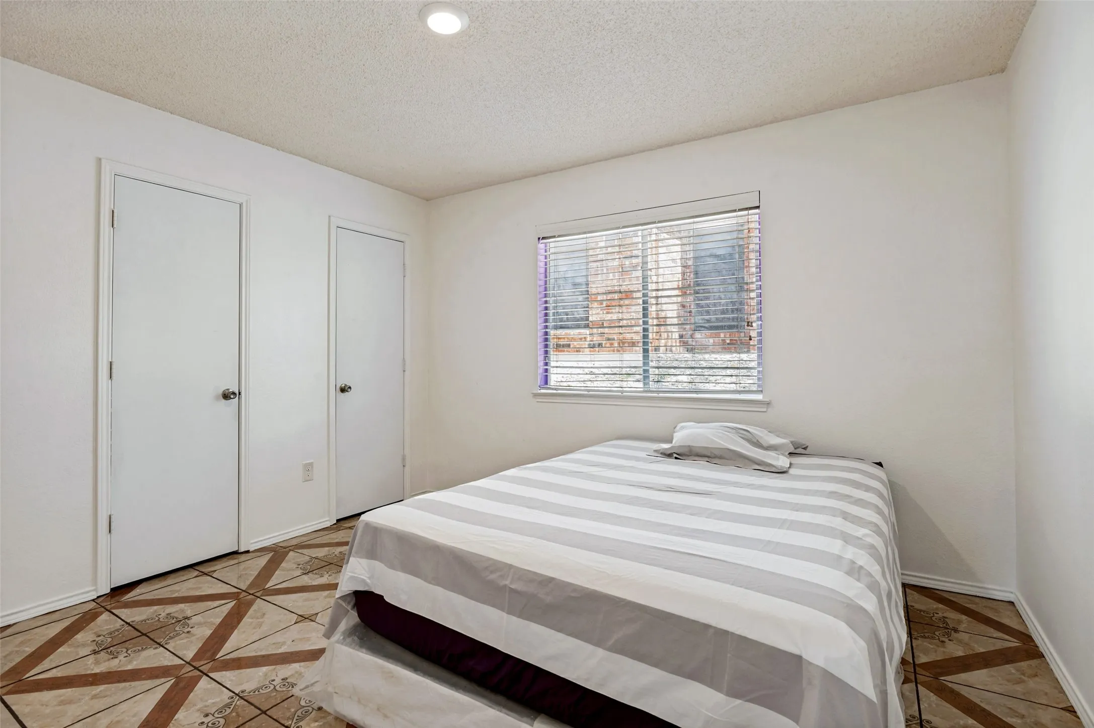 Single Family Residence For Sale in Tarrant County , 4108 Sunday Hill Drive, Arlington, Texas 76016, 3 Bedroom, 2 Bathroom, 2 Garage spaces, 1,284 Sqft, built in 1983, mls#21320398, Real Estate Agent in Arlington, Homes For Sale in Tarrant county, Homes For Sale in Arlington, Realtor in Arlington Texas, Real Estate Brokerage Independent Realty Texas, Luminita Cordes Realtor