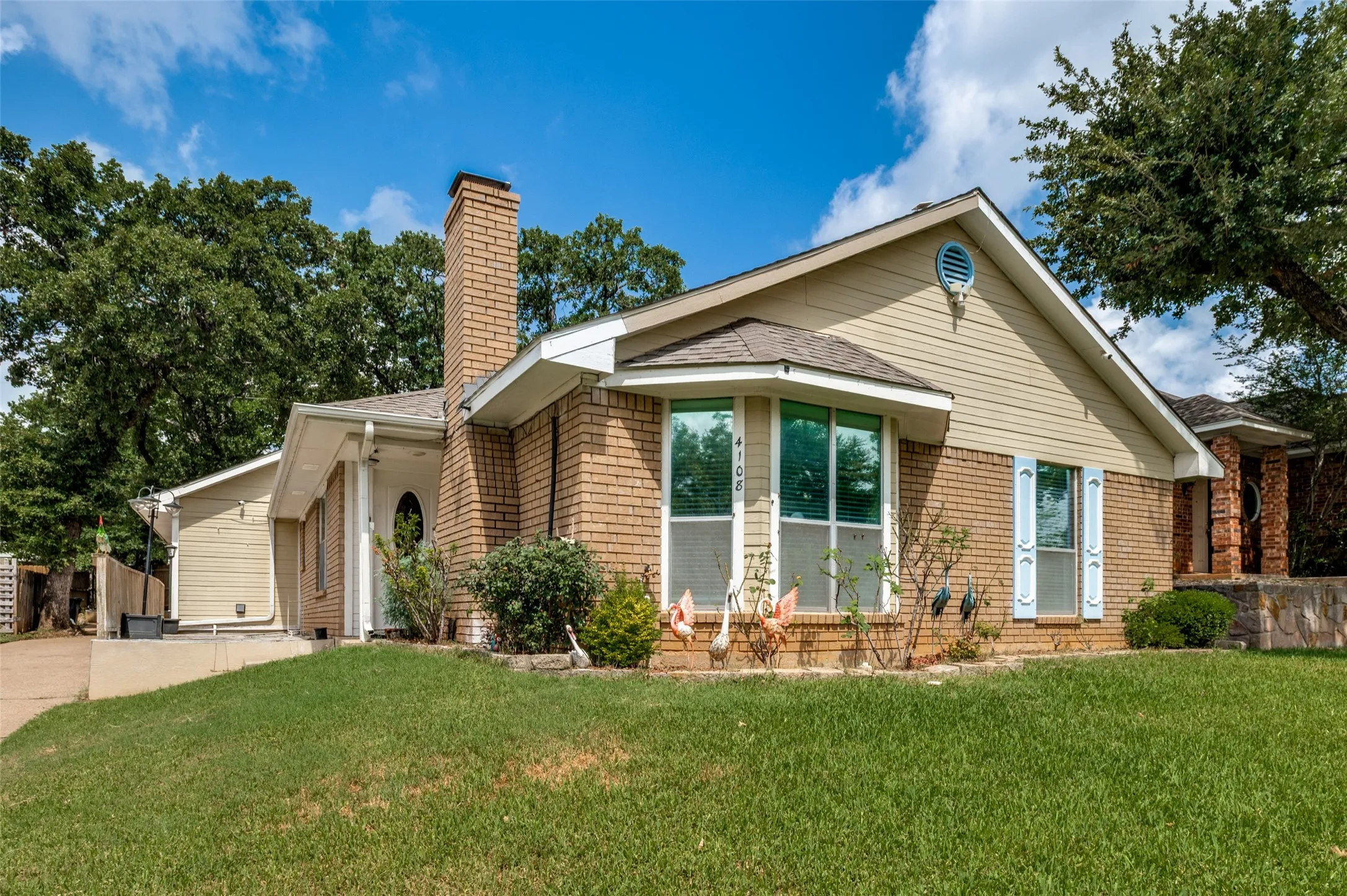 Single Family Residence For Sale in Tarrant County , 4108 Sunday Hill Drive, Arlington, Texas 76016, 3 Bedroom, 2 Bathroom, 2 Garage spaces, 1,284 Sqft, built in 1983, mls#21320398, Real Estate Agent in Arlington, Homes For Sale in Tarrant county, Homes For Sale in Arlington, Realtor in Arlington Texas, Real Estate Brokerage Independent Realty Texas, Luminita Cordes Realtor