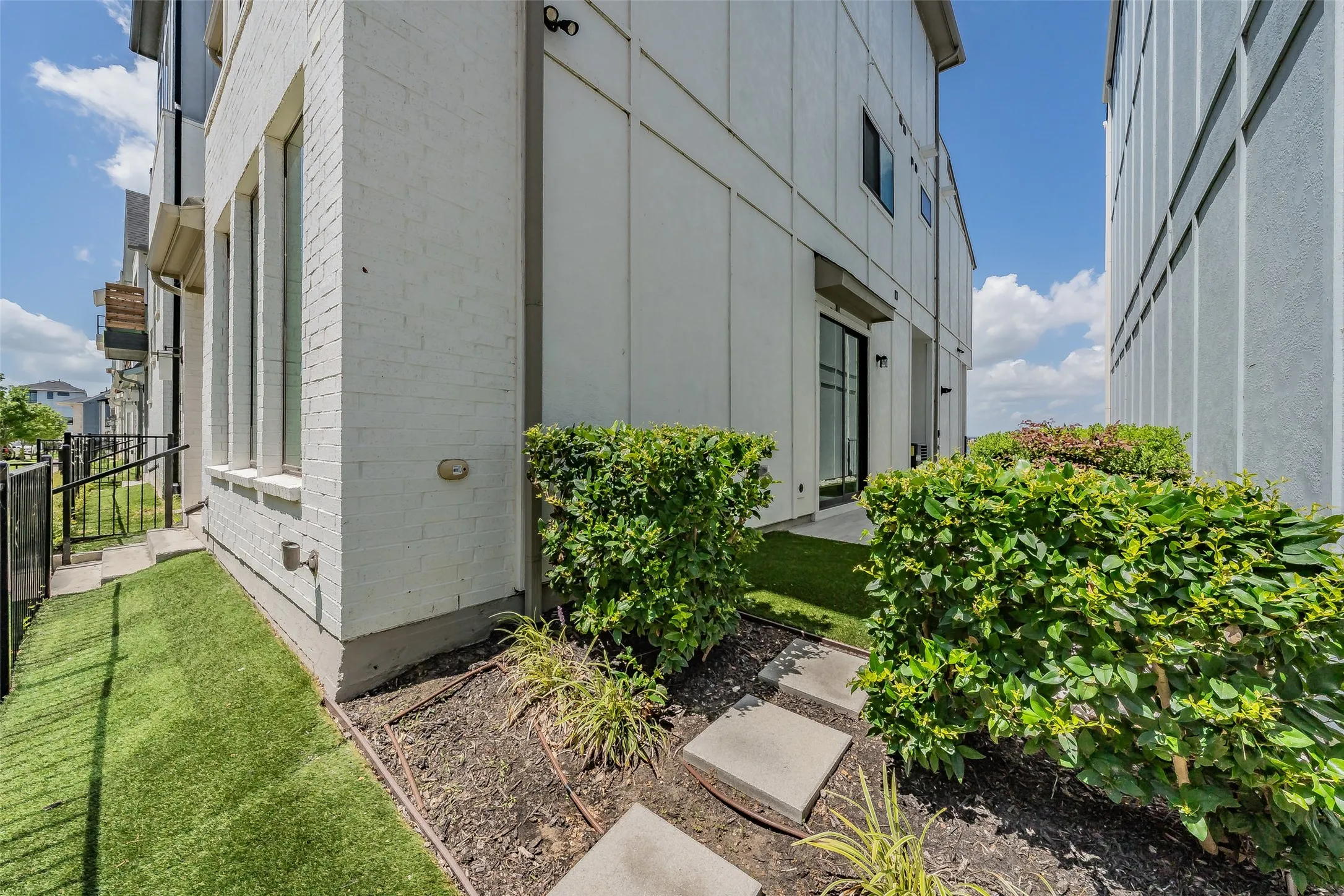 Single Family Residence For Sale in Dallas County , 618 Winners Circle, Rowlett, Texas 75088, 3 Bedroom, 4 Bathroom, 2 Garage spaces, 1,899 Sqft, built in 2023, mls#21318986, Real Estate Agent in Rowlett, Homes For Sale in Dallas county, Homes For Sale in Rowlett, Realtor in Rowlett Texas, Real Estate Brokerage Independent Realty Texas, Luminita Cordes Realtor