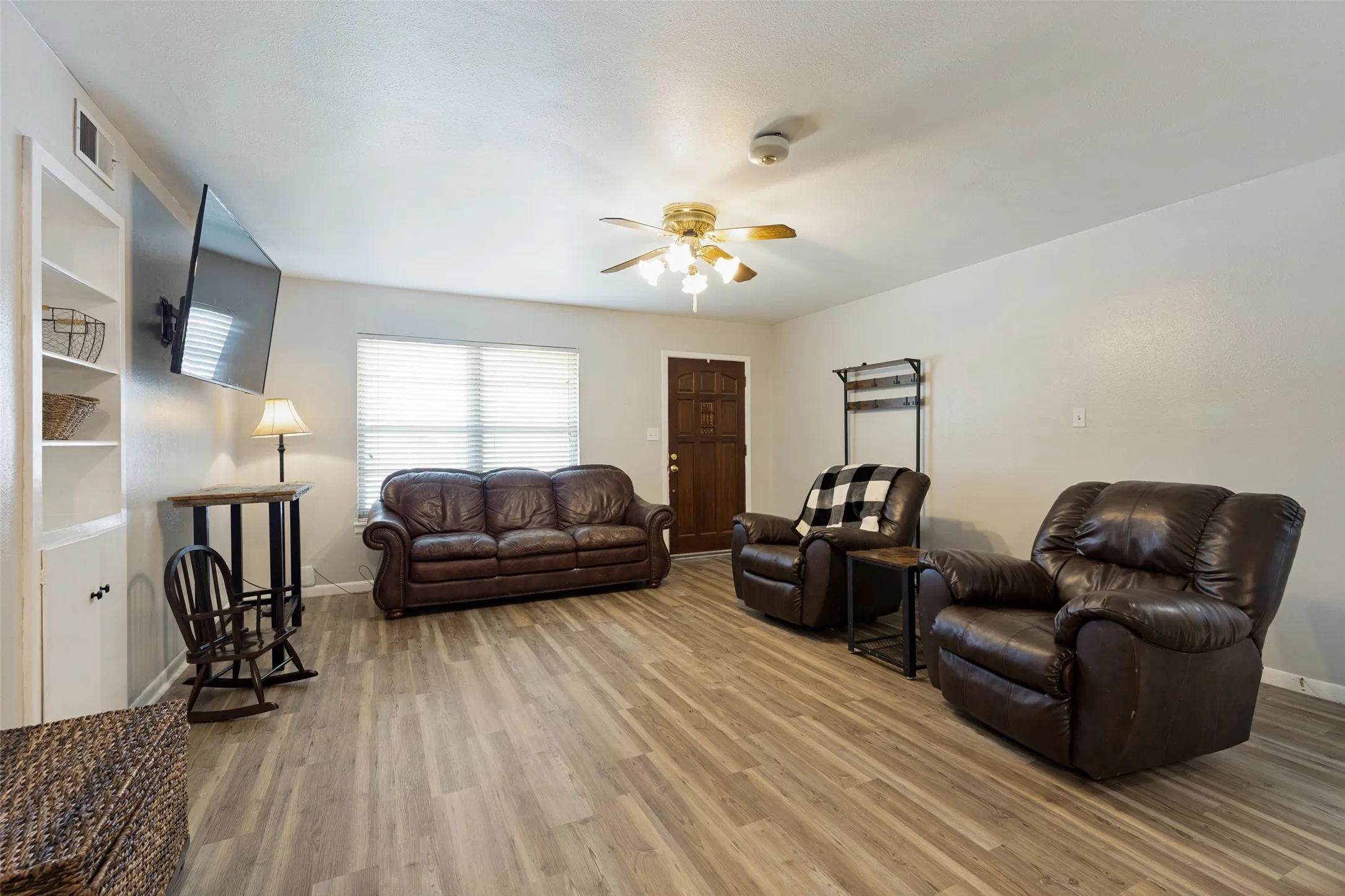 Single Family Residence For Sale in Wise County , 401 S Vick Street, Decatur, Texas 76234, 2 Bedroom, 2 Bathroom, 1 Garage spaces, 1,509 Sqft, built in 1965, mls#21320370, Real Estate Agent in Decatur, Homes For Sale in Wise county, Homes For Sale in Decatur, Realtor in Decatur Texas, Real Estate Brokerage Independent Realty Texas, Luminita Cordes Realtor