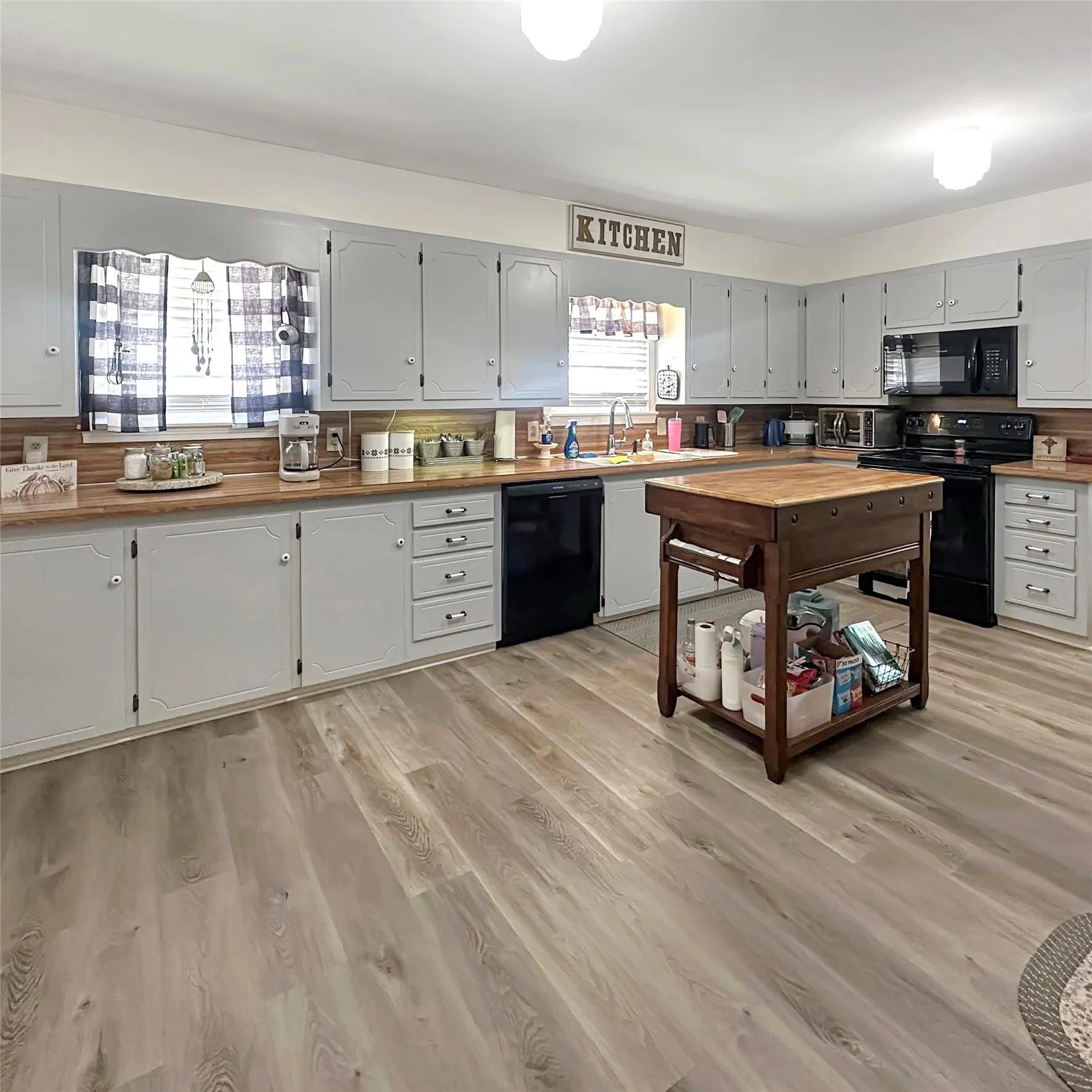 Single Family Residence For Sale in Brown County , 3412 4th Street, Brownwood, Texas 76801, 3 Bedroom, 2 Bathroom, 2 Garage spaces, 1,989 Sqft, built in 1994, mls#21314926, Real Estate Agent in Brownwood, Homes For Sale in Brown county, Homes For Sale in Brownwood, Realtor in Brownwood Texas, Real Estate Brokerage Independent Realty Texas, Luminita Cordes Realtor