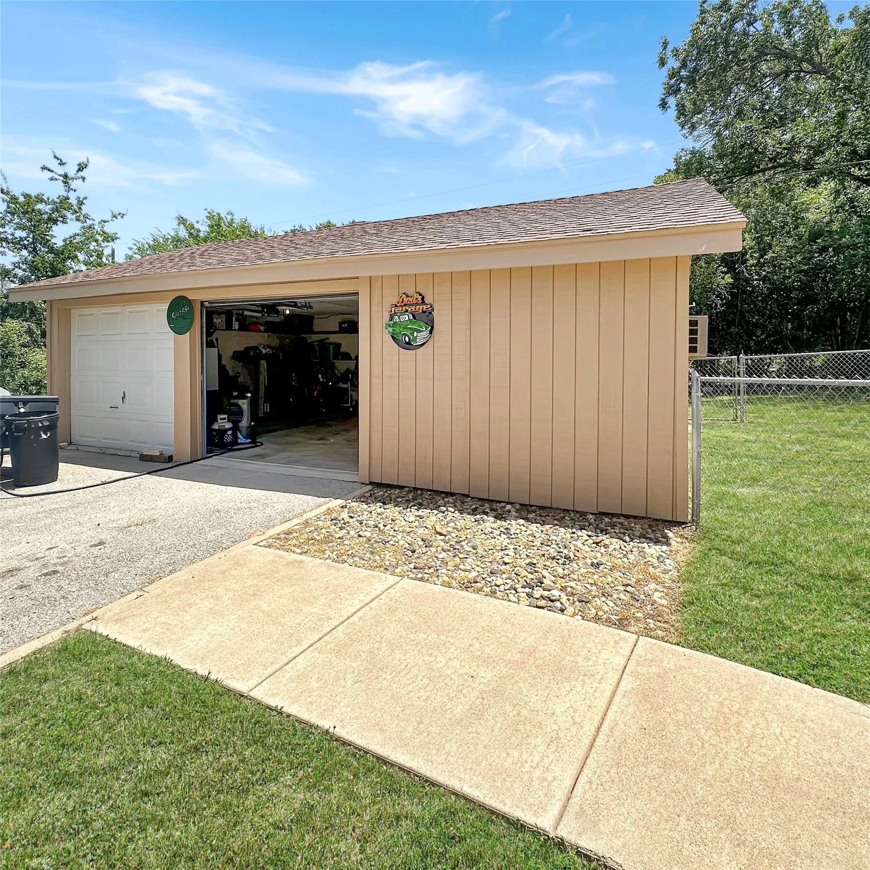 Single Family Residence For Sale in Brown County , 3412 4th Street, Brownwood, Texas 76801, 3 Bedroom, 2 Bathroom, 2 Garage spaces, 1,989 Sqft, built in 1994, mls#21314926, Real Estate Agent in Brownwood, Homes For Sale in Brown county, Homes For Sale in Brownwood, Realtor in Brownwood Texas, Real Estate Brokerage Independent Realty Texas, Luminita Cordes Realtor